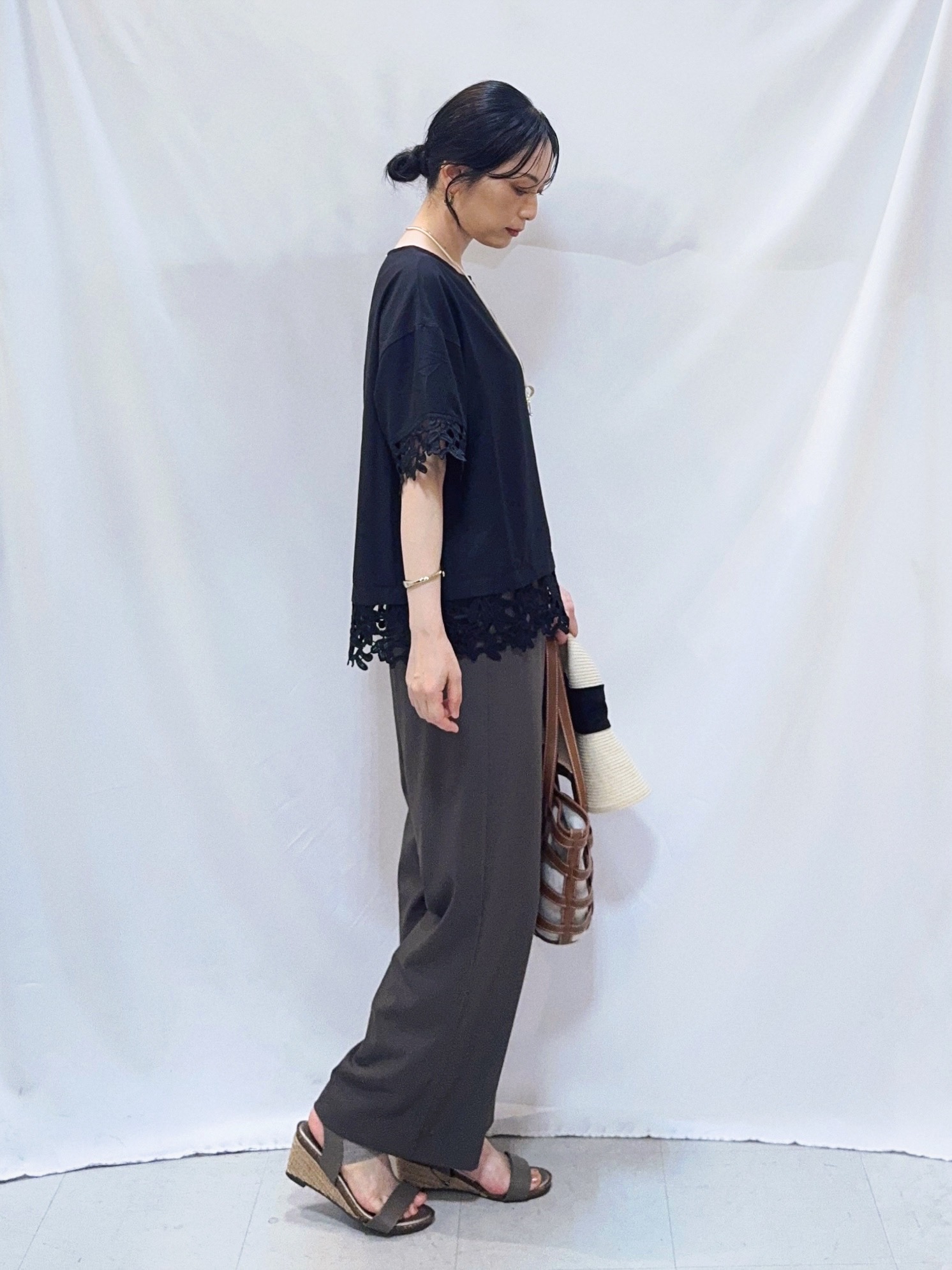 𝐇𝐢𝐫𝐨𝐦𝐢さんの「SHOO･LA･RUE｜【ひんやり/洗濯後しわになりにくい/S-LL】コーデの主役になる レース付きブラウス」を使ったコーディネート