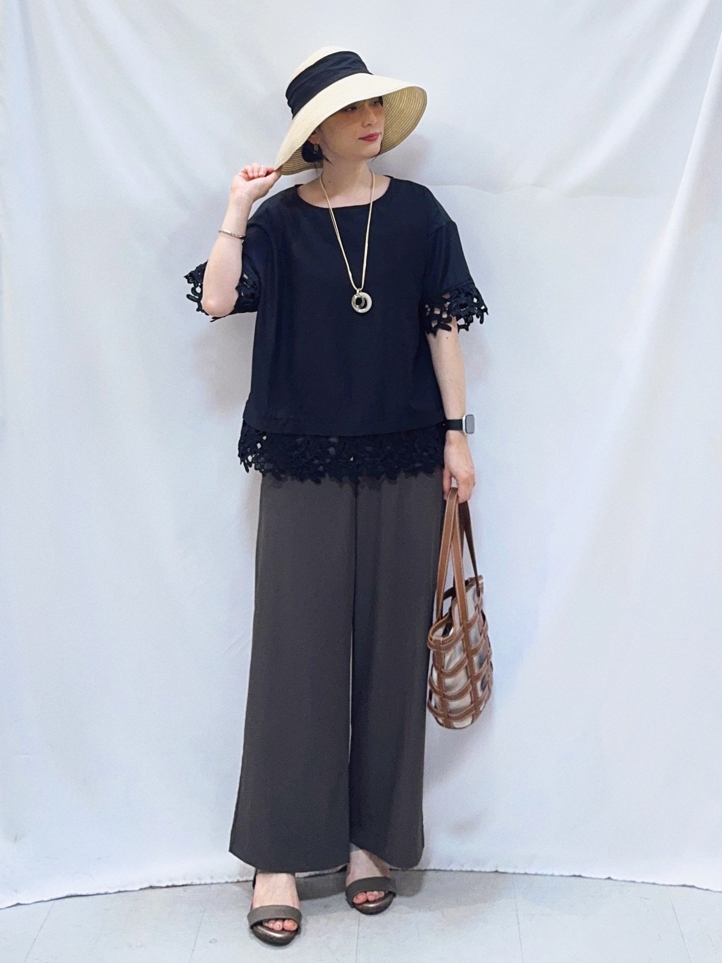 𝐇𝐢𝐫𝐨𝐦𝐢さんの「SHOO･LA･RUE｜【ひんやり/洗濯後しわになりにくい/S-LL】コーデの主役になる レース付きブラウス」を使ったコーディネート