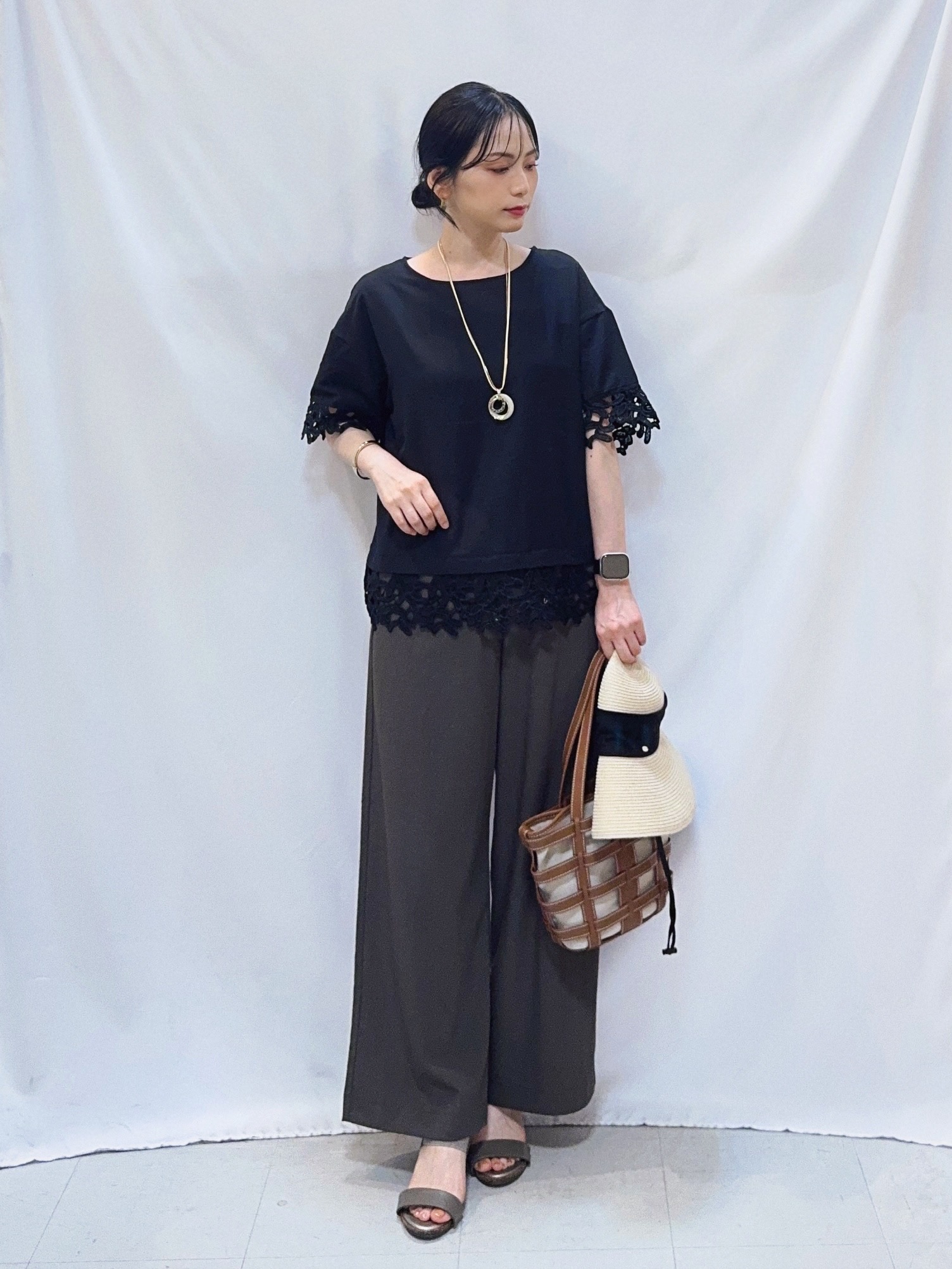 𝐇𝐢𝐫𝐨𝐦𝐢さんの「SHOO･LA･RUE｜【ひんやり/洗濯後しわになりにくい/S-LL】コーデの主役になる レース付きブラウス」を使ったコーディネート