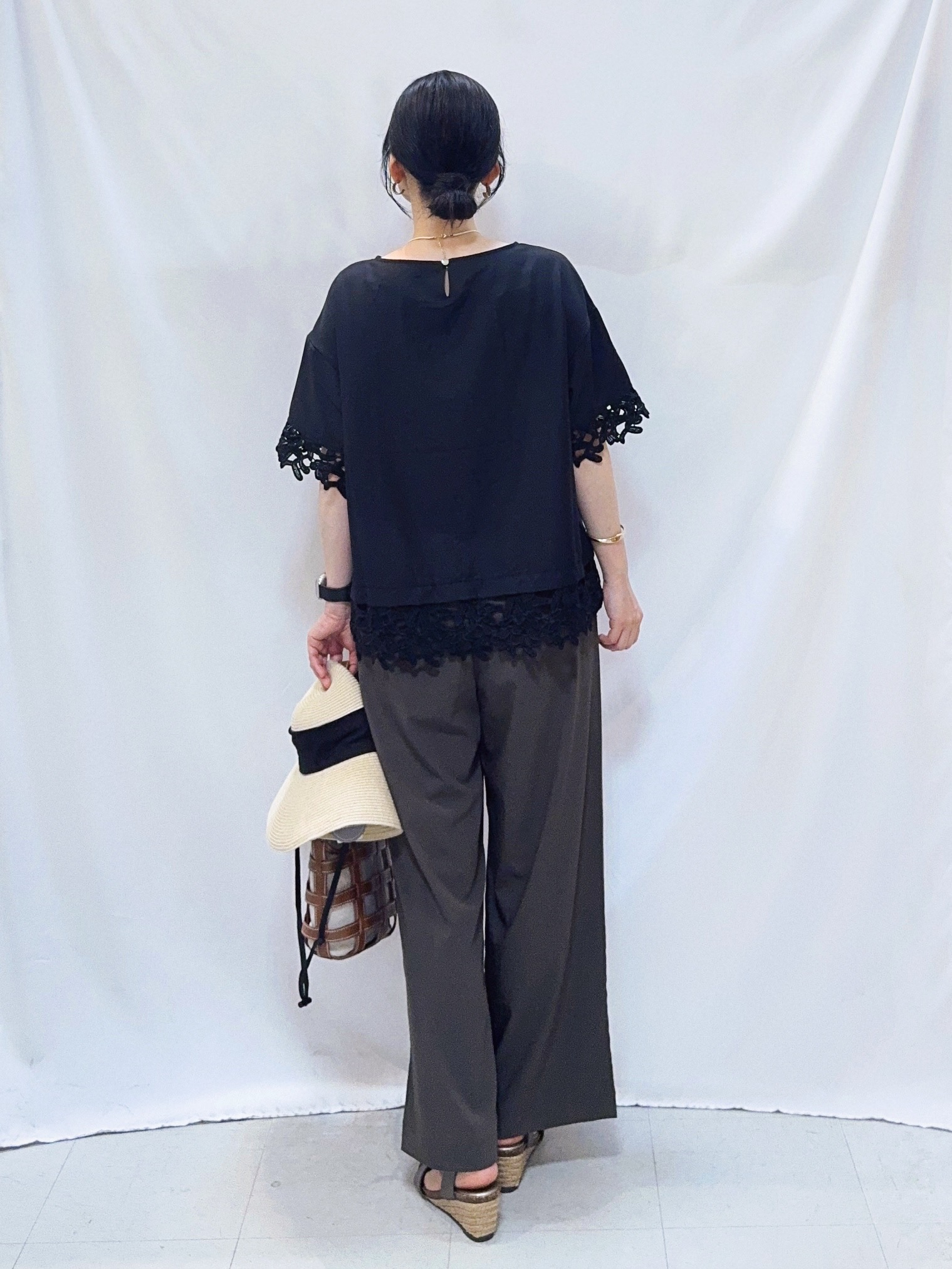 𝐇𝐢𝐫𝐨𝐦𝐢さんの「SHOO･LA･RUE｜【ひんやり/洗濯後しわになりにくい/S-LL】コーデの主役になる レース付きブラウス」を使ったコーディネート