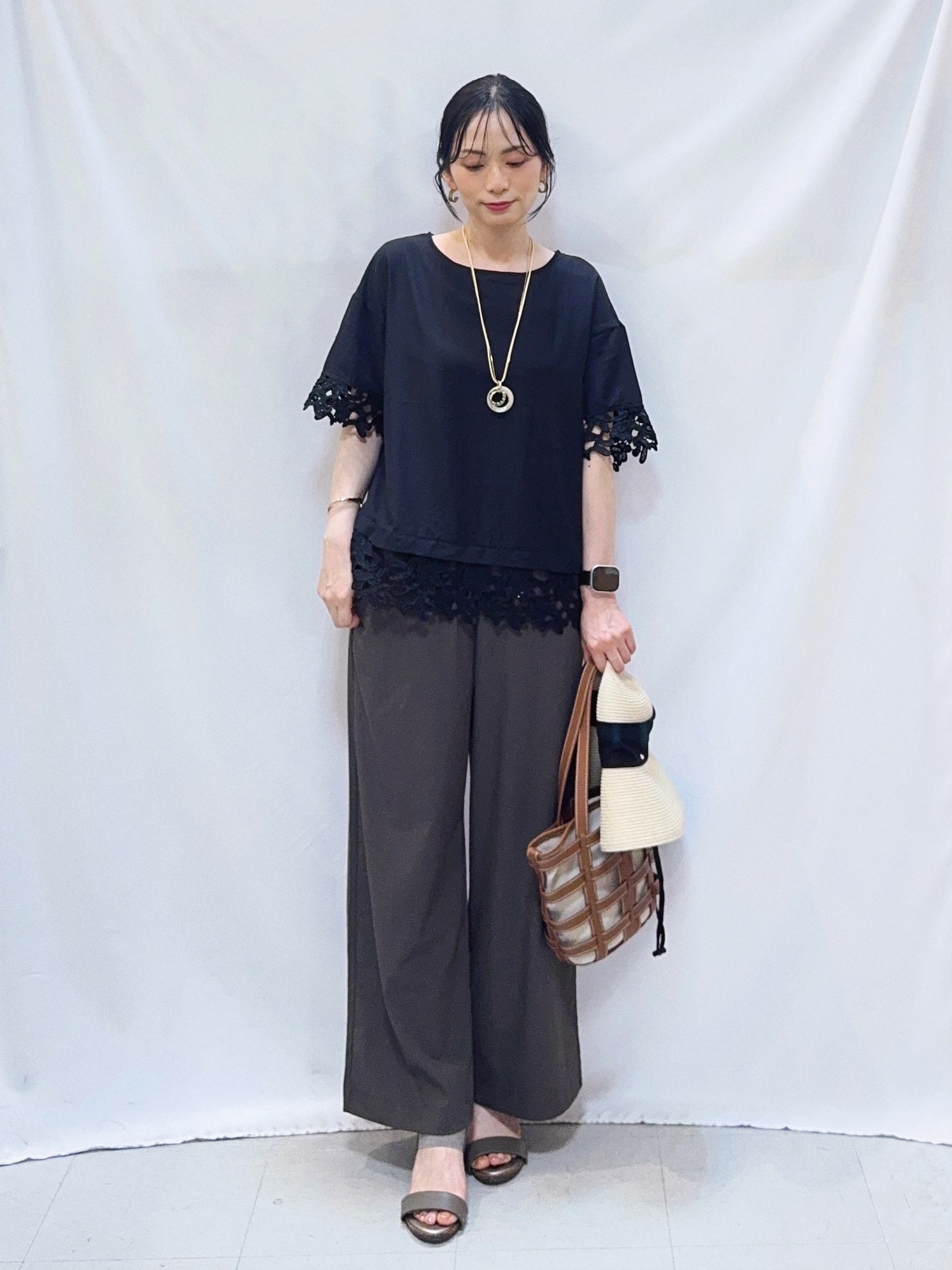 𝐇𝐢𝐫𝐨𝐦𝐢さんの「SHOO･LA･RUE｜【ひんやり/洗濯後しわになりにくい/S-LL】コーデの主役になる レース付きブラウス」を使ったコーディネート