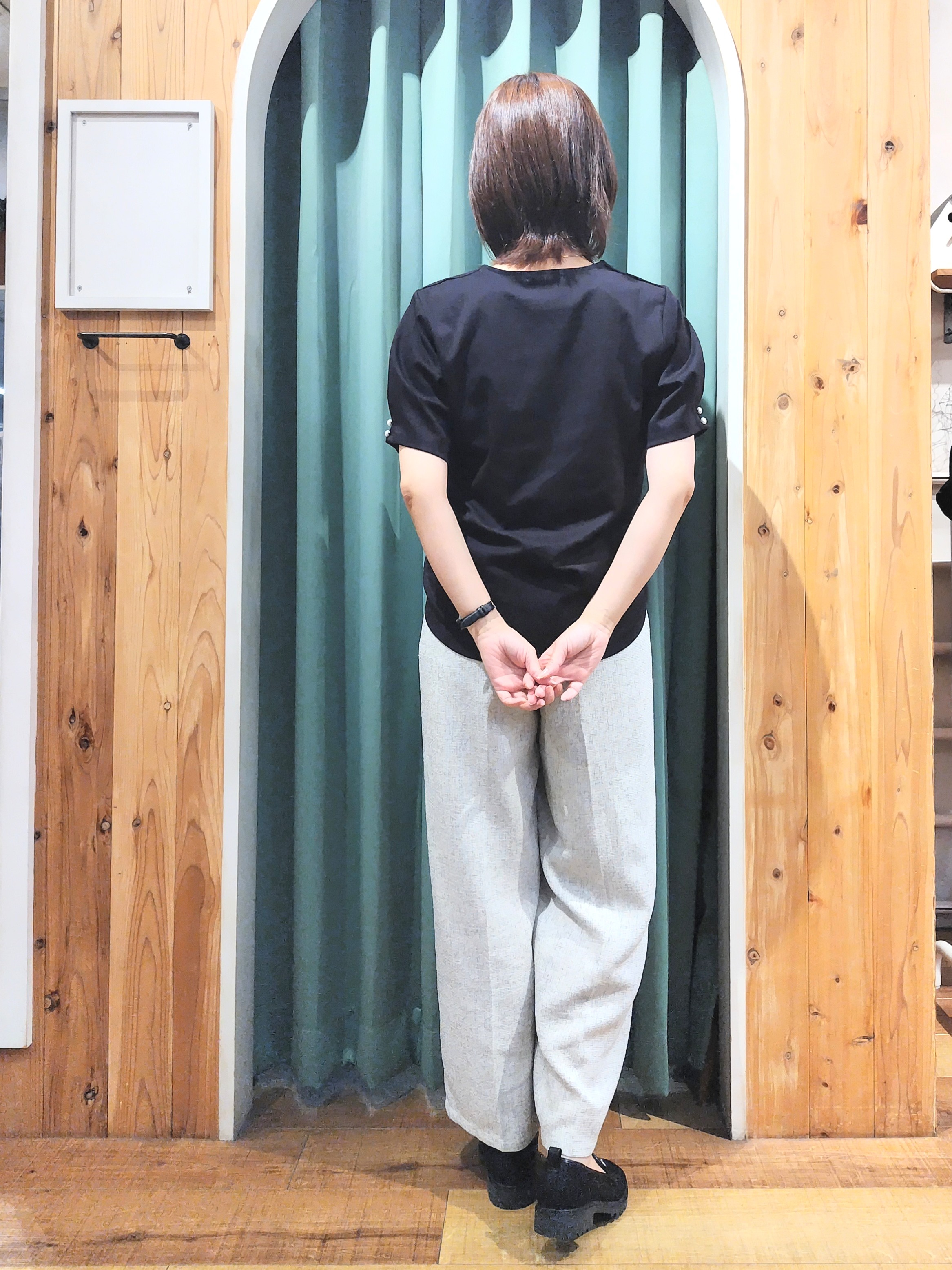 ショーコラさんの「SHOO･LA･RUE｜【2点セット/洗濯機可/S-LL】お袖パールがアクセント ネックレス付きトップス」を使ったコーディネート