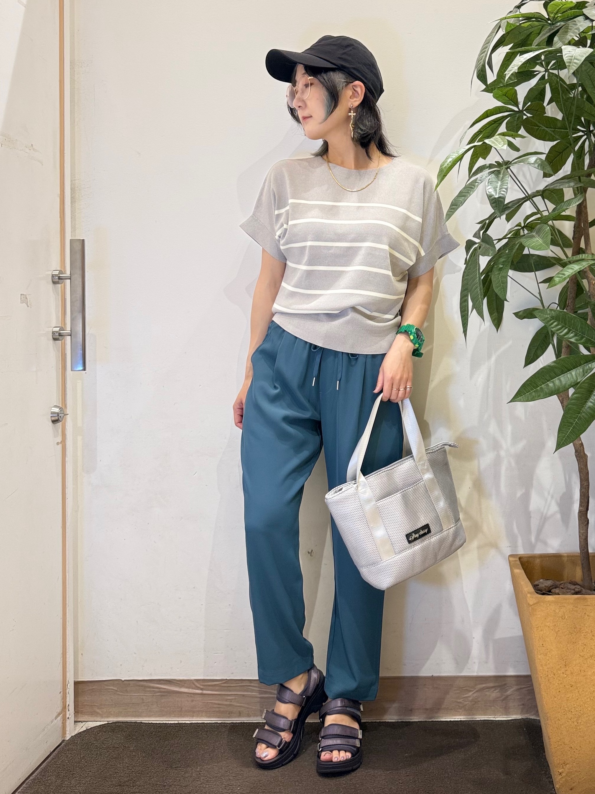 misakiさんの「SHOO･LA･RUE｜【毎日洗える/ひんやり/UV/S-LL】二の腕隠れる さらっとドルマン半袖ニット」を使ったコーディネート