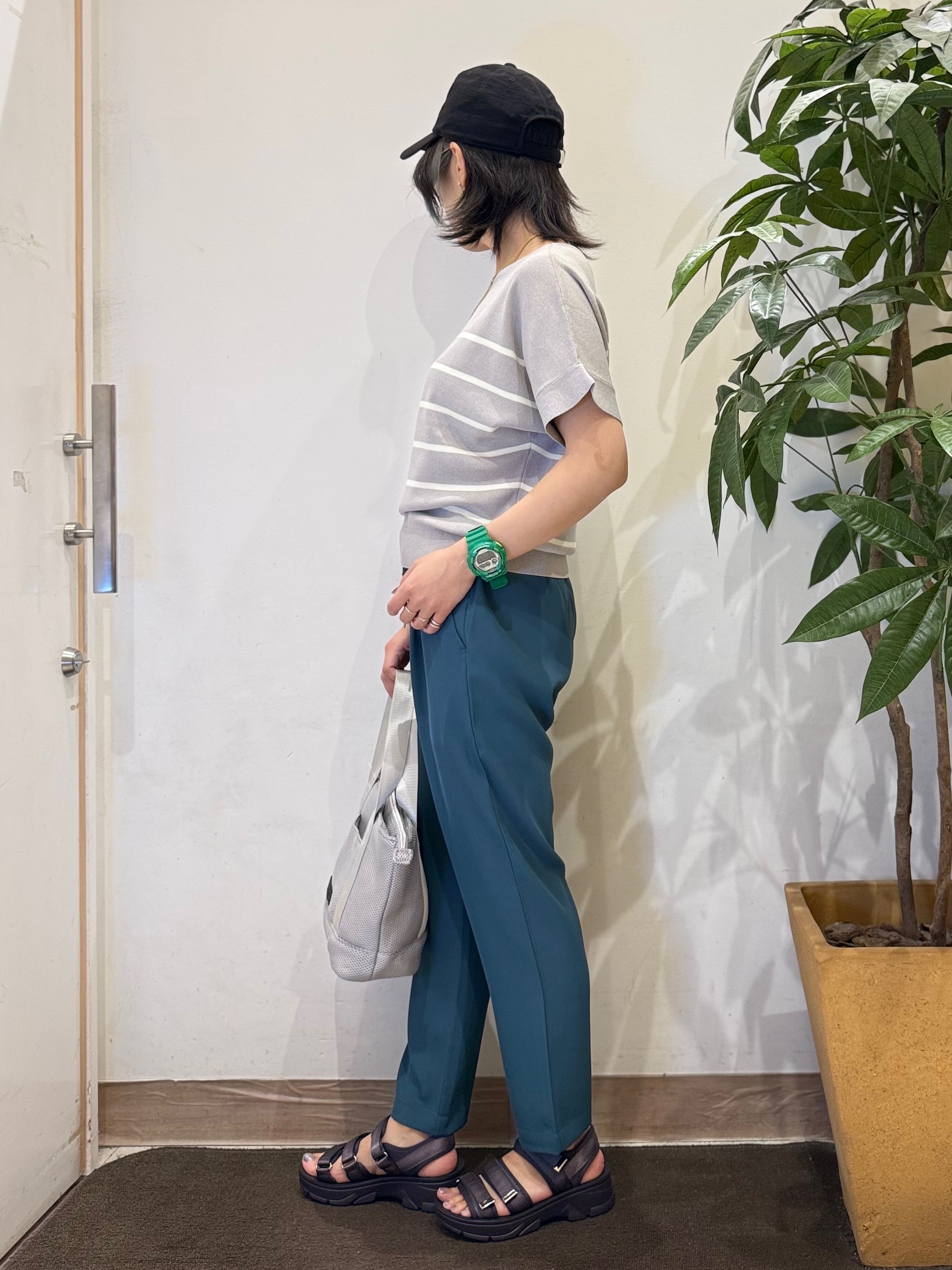 misakiさんの「SHOO･LA･RUE｜【毎日洗える/ひんやり/UV/S-LL】二の腕隠れる さらっとドルマン半袖ニット」を使ったコーディネート