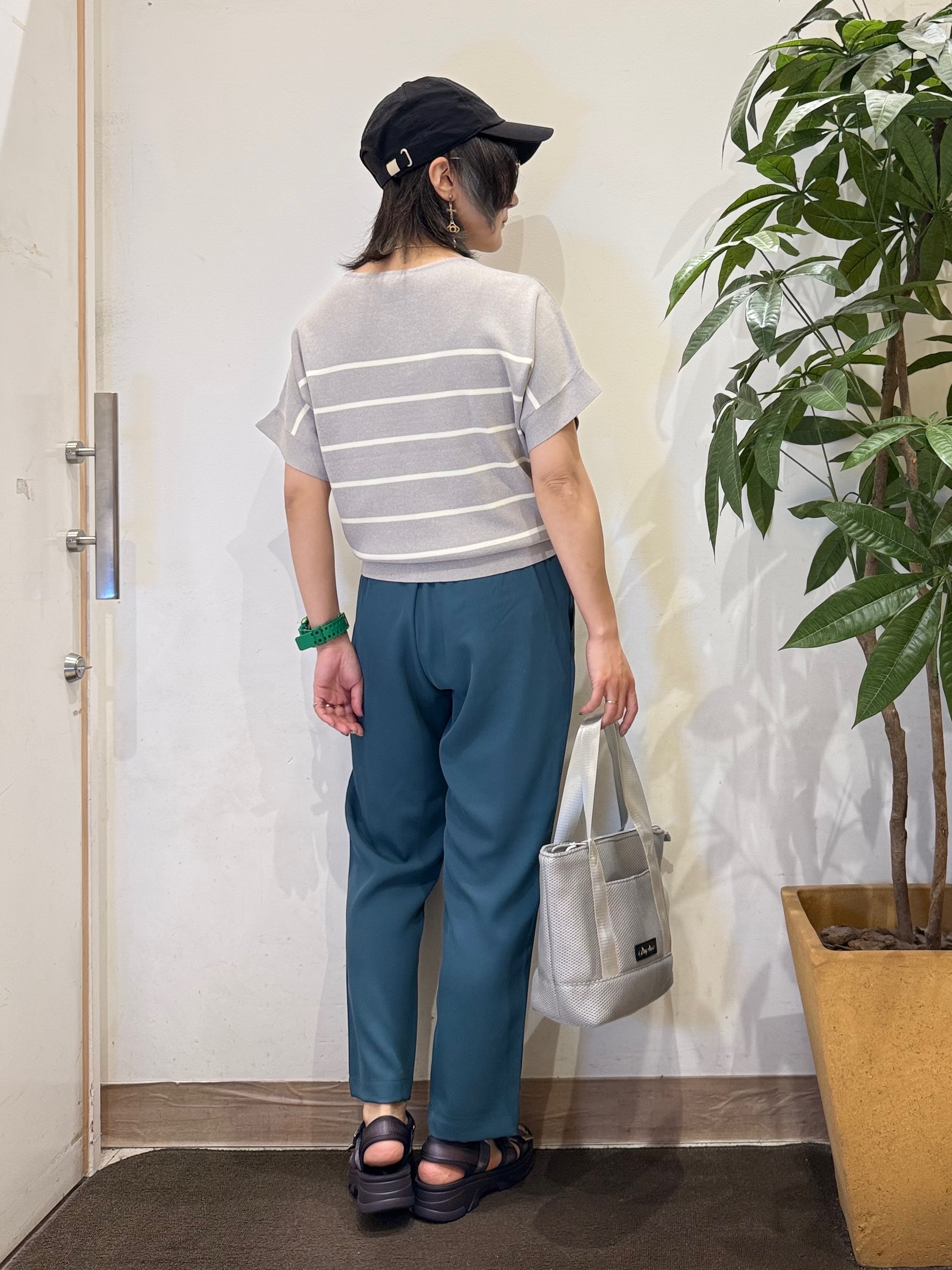 misakiさんの「SHOO･LA･RUE｜【毎日洗える/ひんやり/UV/S-LL】二の腕隠れる さらっとドルマン半袖ニット」を使ったコーディネート