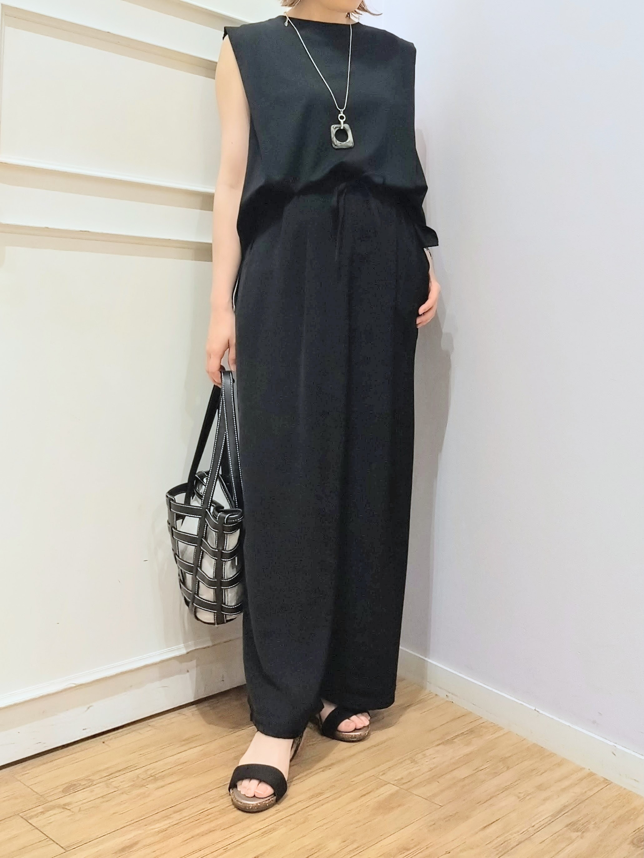 miomioさんの「SHOO･LA･RUE｜【UVカット/接触冷感】とろみタックノースリーブトップス」を使ったコーディネート