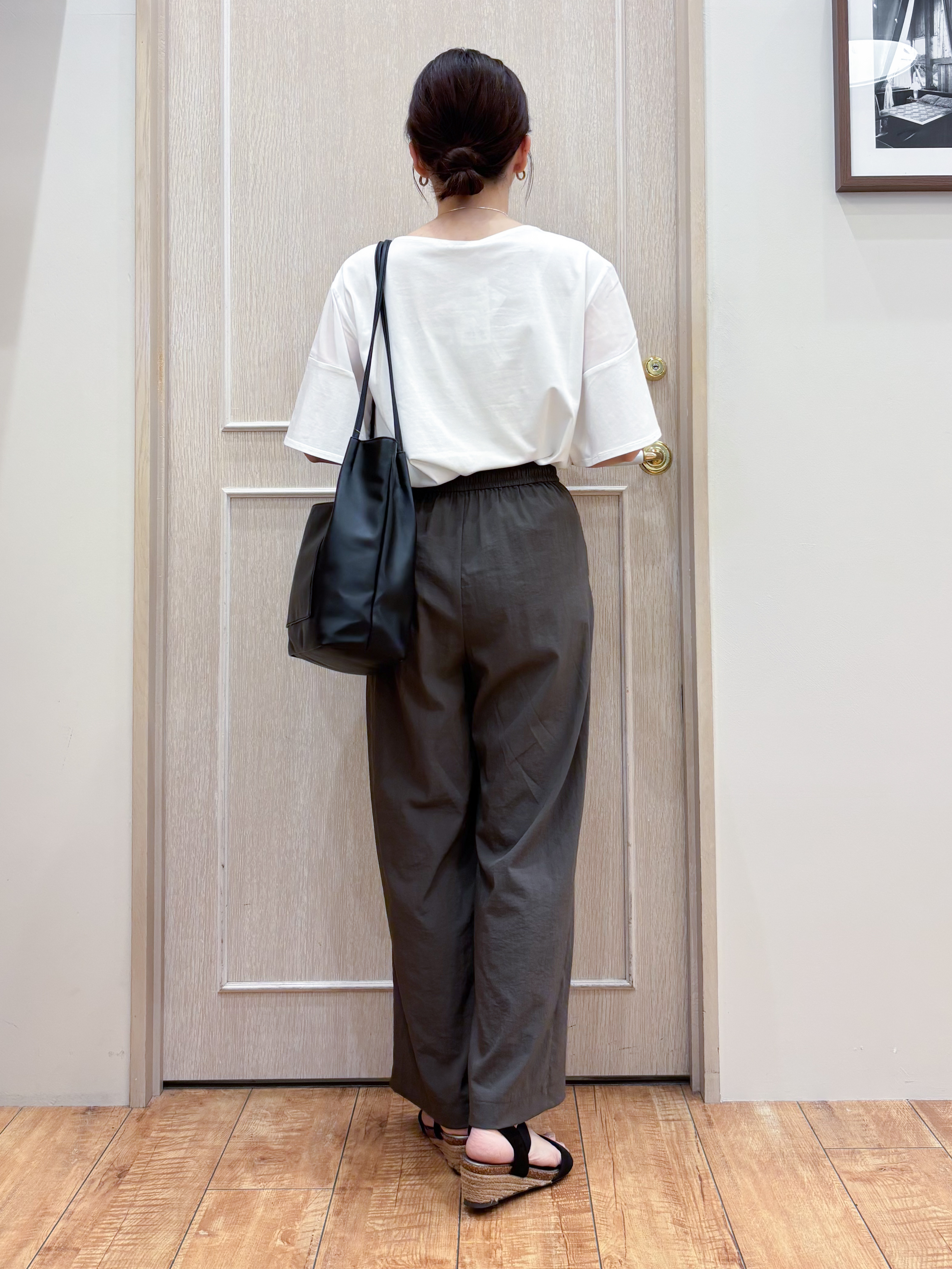 なみさんの「SHOO･LA･RUE｜【ひんやり/S-LL/体型カバー】フレアスリーブで二の腕を自然にカバー 浅VネックTシャツ」を使ったコーディネート