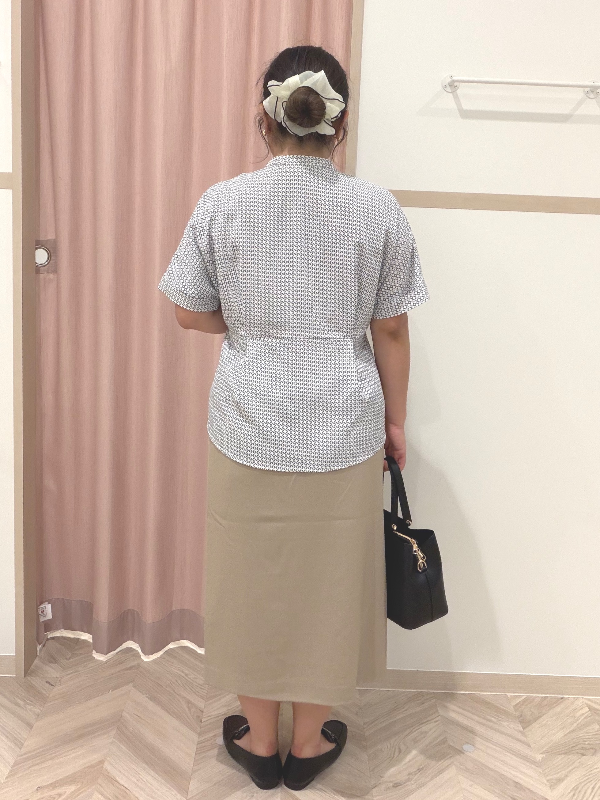 まちゃんなちゃんさんの「SHOO･LA･RUE｜【ひんやり/UV/通勤】洗濯後しわになりにくい インしない ウエストタックペプラムブラウス」を使ったコーディネート