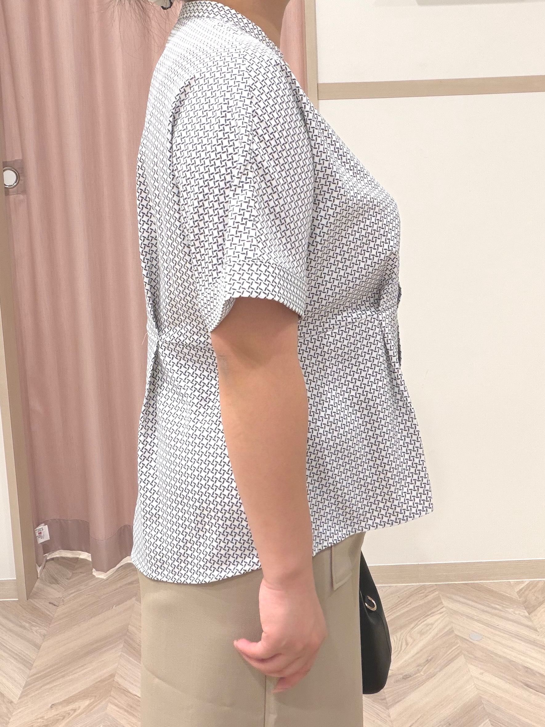 まちゃんなちゃんさんの「SHOO･LA･RUE｜【ひんやり/UV/通勤】洗濯後しわになりにくい インしない ウエストタックペプラムブラウス」を使ったコーディネート
