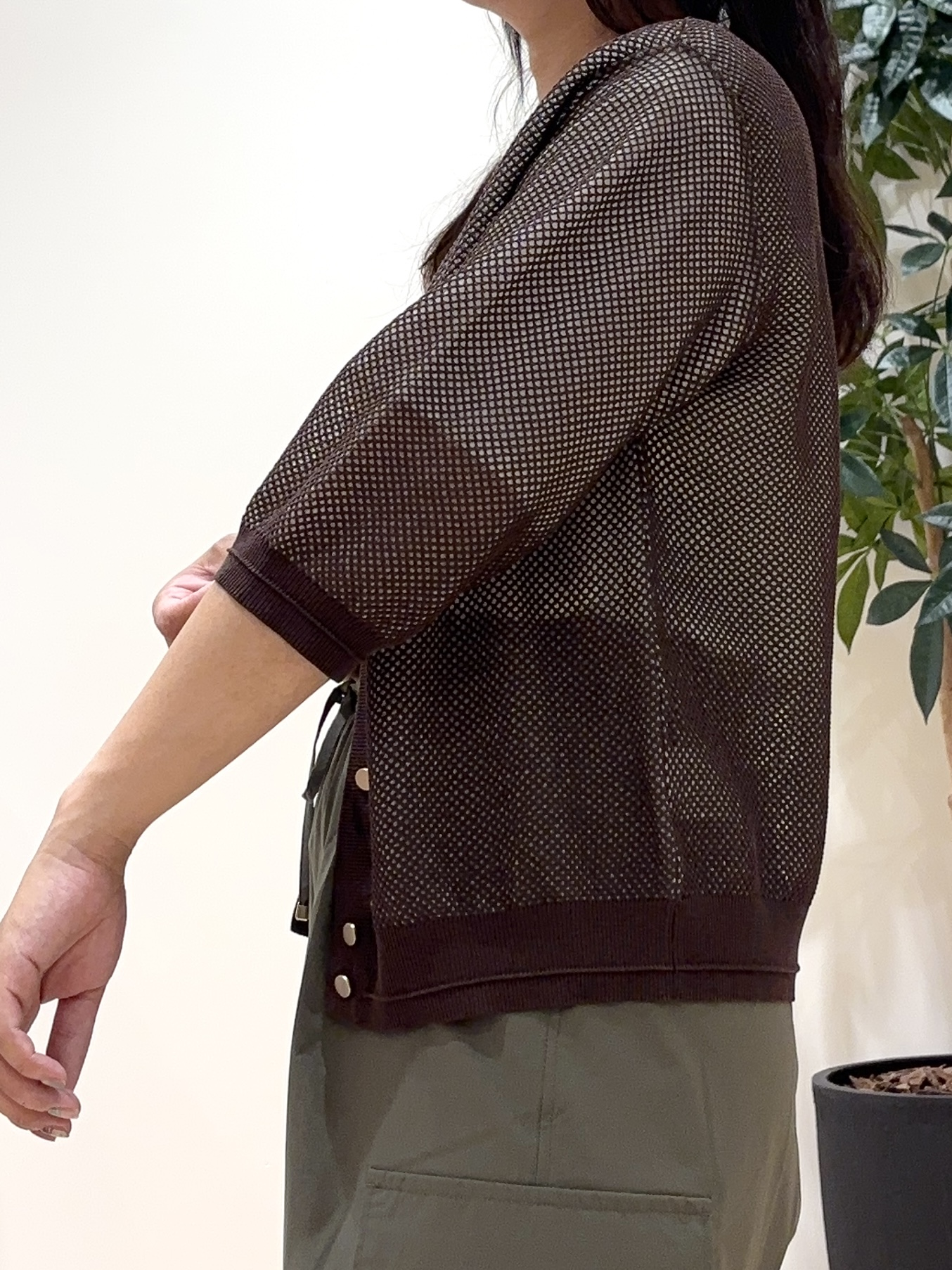 miraiさんの「grove｜【貴島明日香さん着用・洗える】透けない、大人のメッシュカーディガン」を使ったコーディネート
