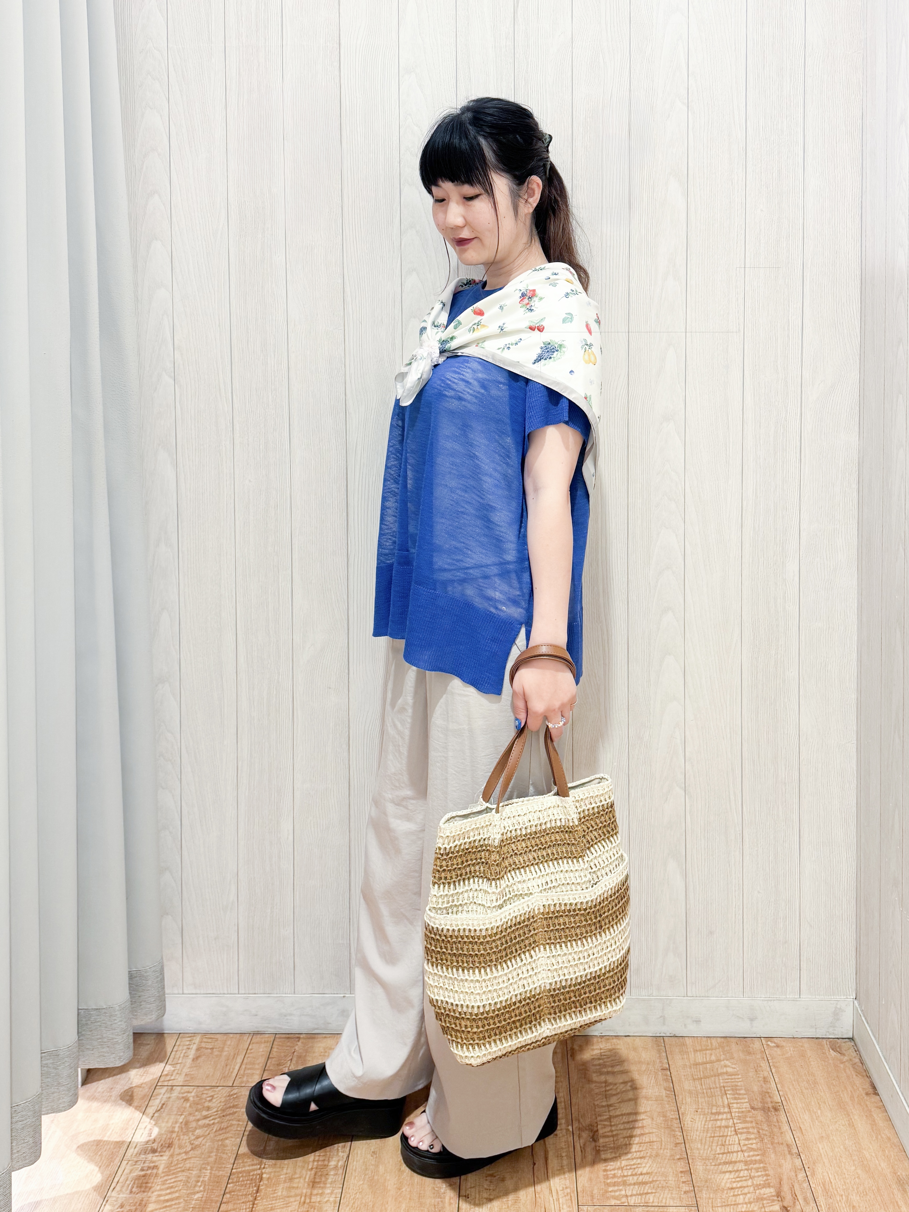愛さんの「SHOO･LA･RUE｜【2点セット/S-LL/体型カバー】大人のこなれレイヤード シアーニット+タンクトップ」を使ったコーディネート