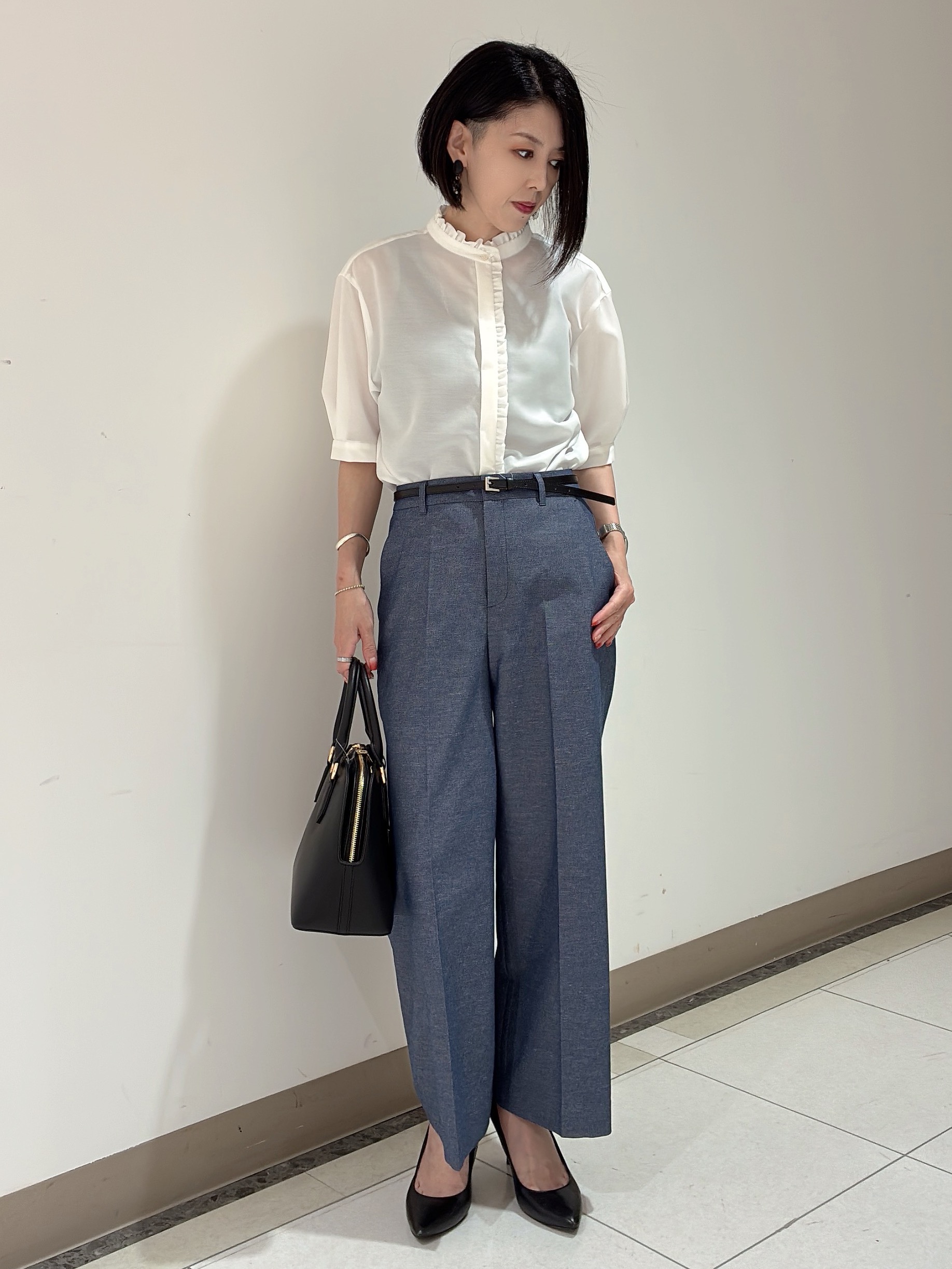 環さんの「UNTITLED｜【接触冷感/通気性/洗える】スタンドカラーフリルブラウス」を使ったコーディネート
