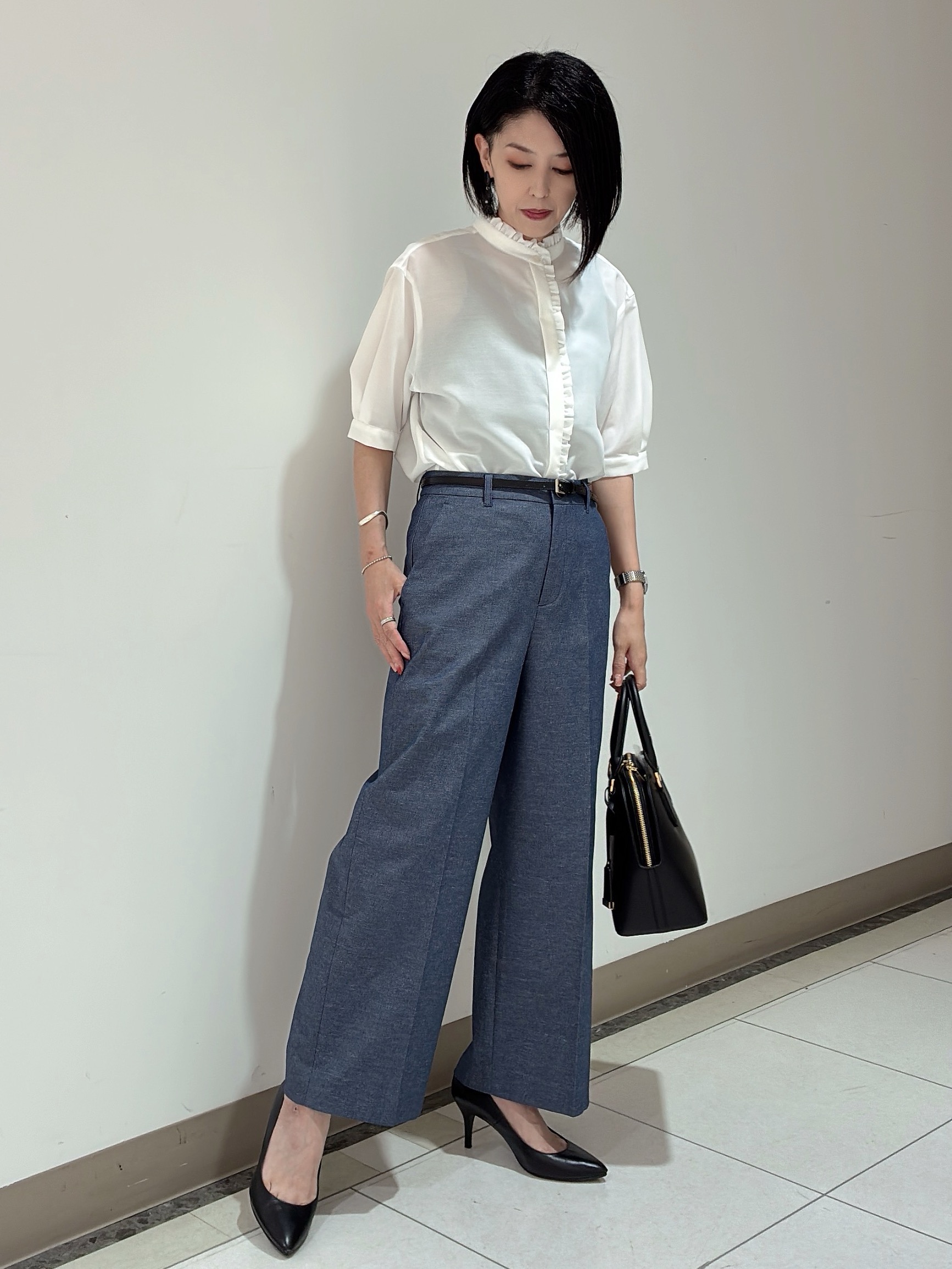 環さんの「UNTITLED｜【接触冷感/通気性/洗える】スタンドカラーフリルブラウス」を使ったコーディネート