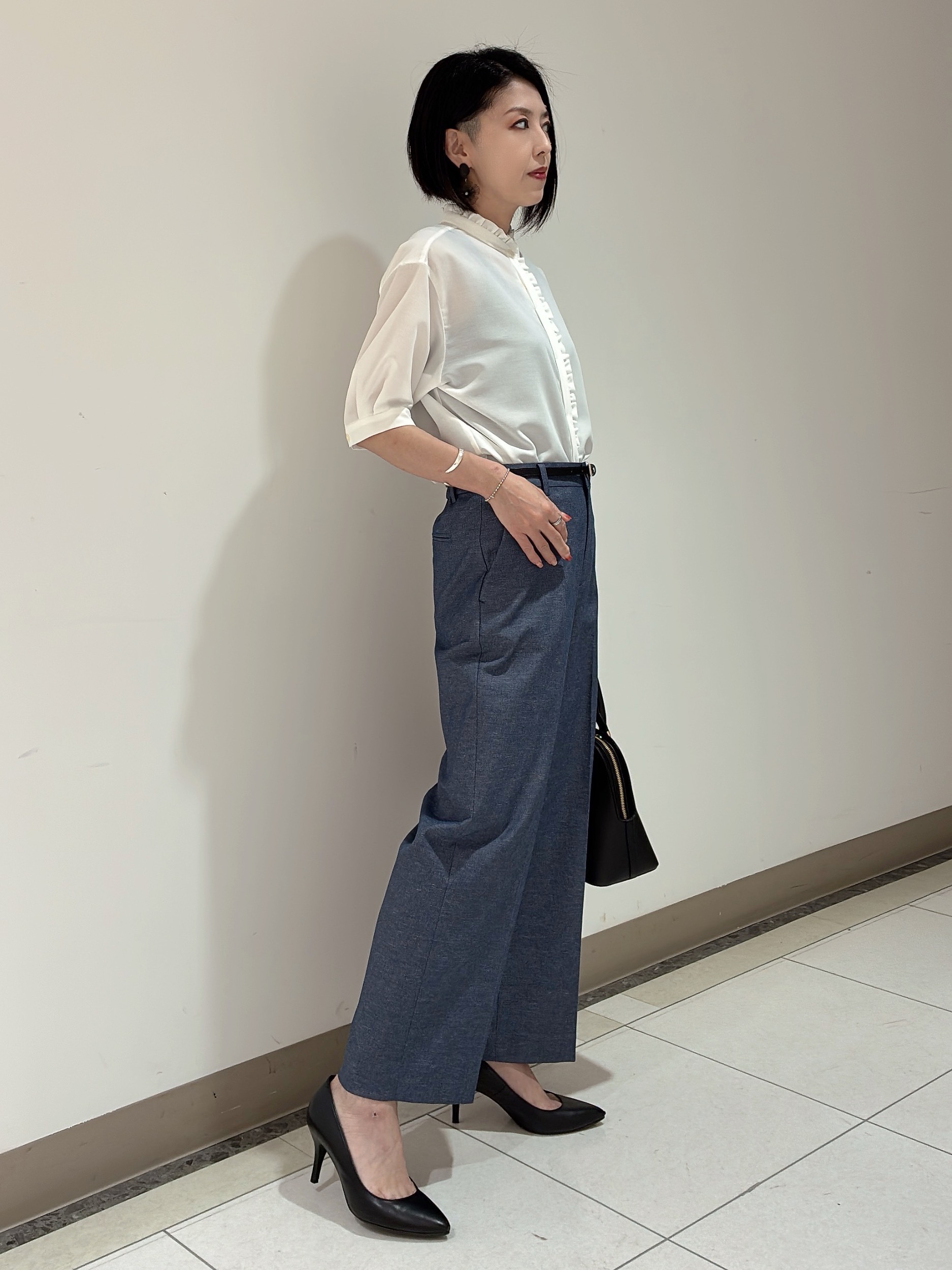 環さんの「UNTITLED｜【接触冷感/通気性/洗える】スタンドカラーフリルブラウス」を使ったコーディネート