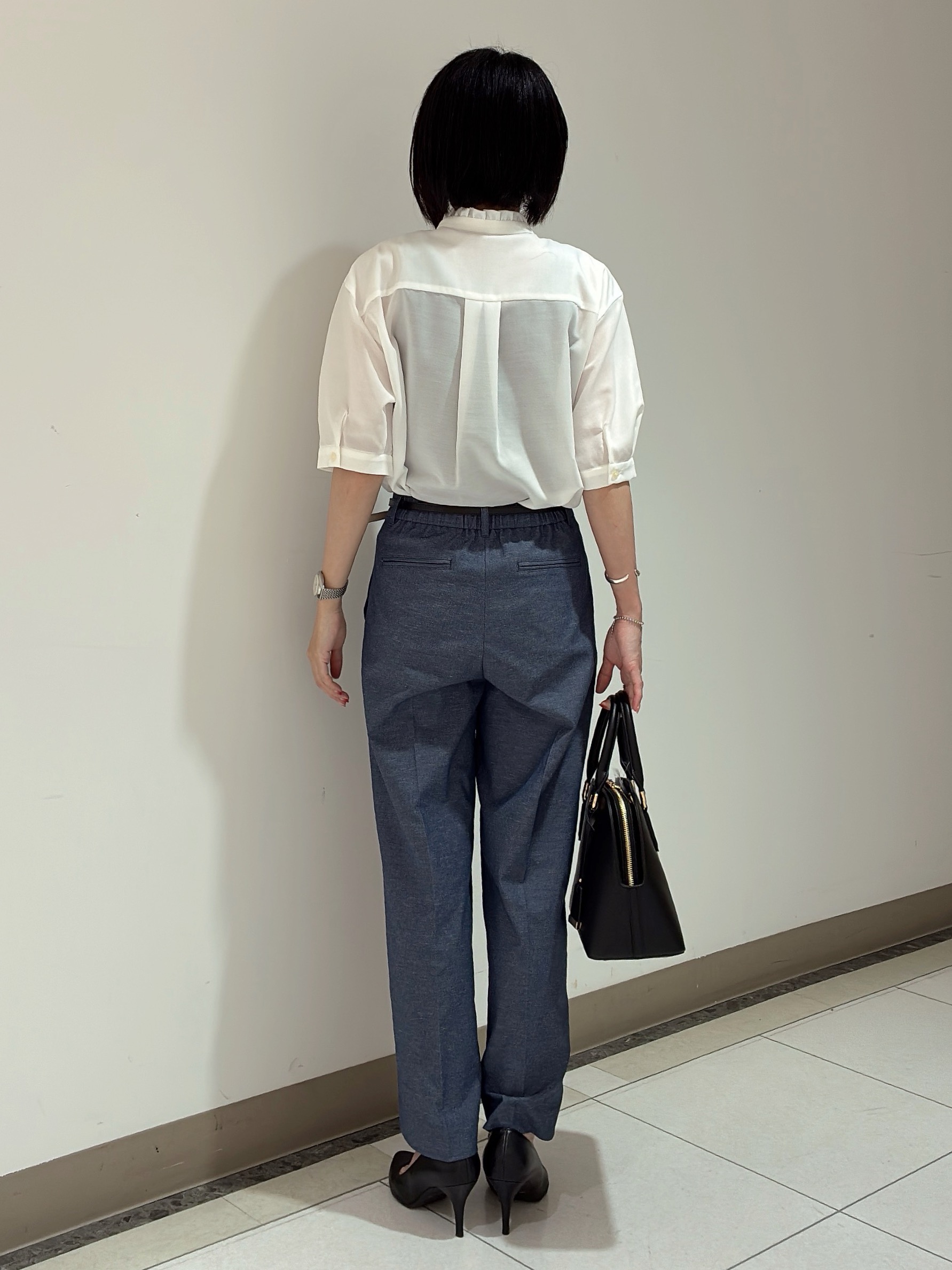 環さんの「UNTITLED｜【接触冷感/通気性/洗える】スタンドカラーフリルブラウス」を使ったコーディネート