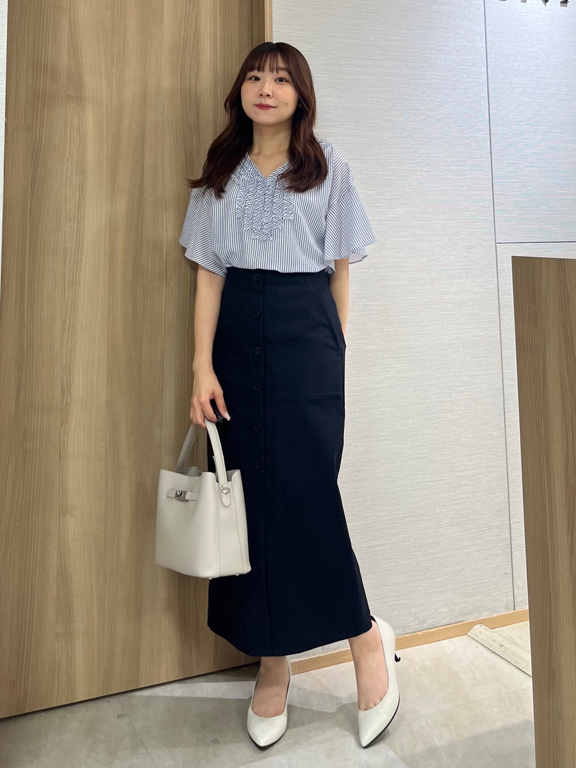KAHOさんの「UNTITLED｜【接触冷感/通気性/洗える】Vネックフリルブラウス」を使ったコーディネート