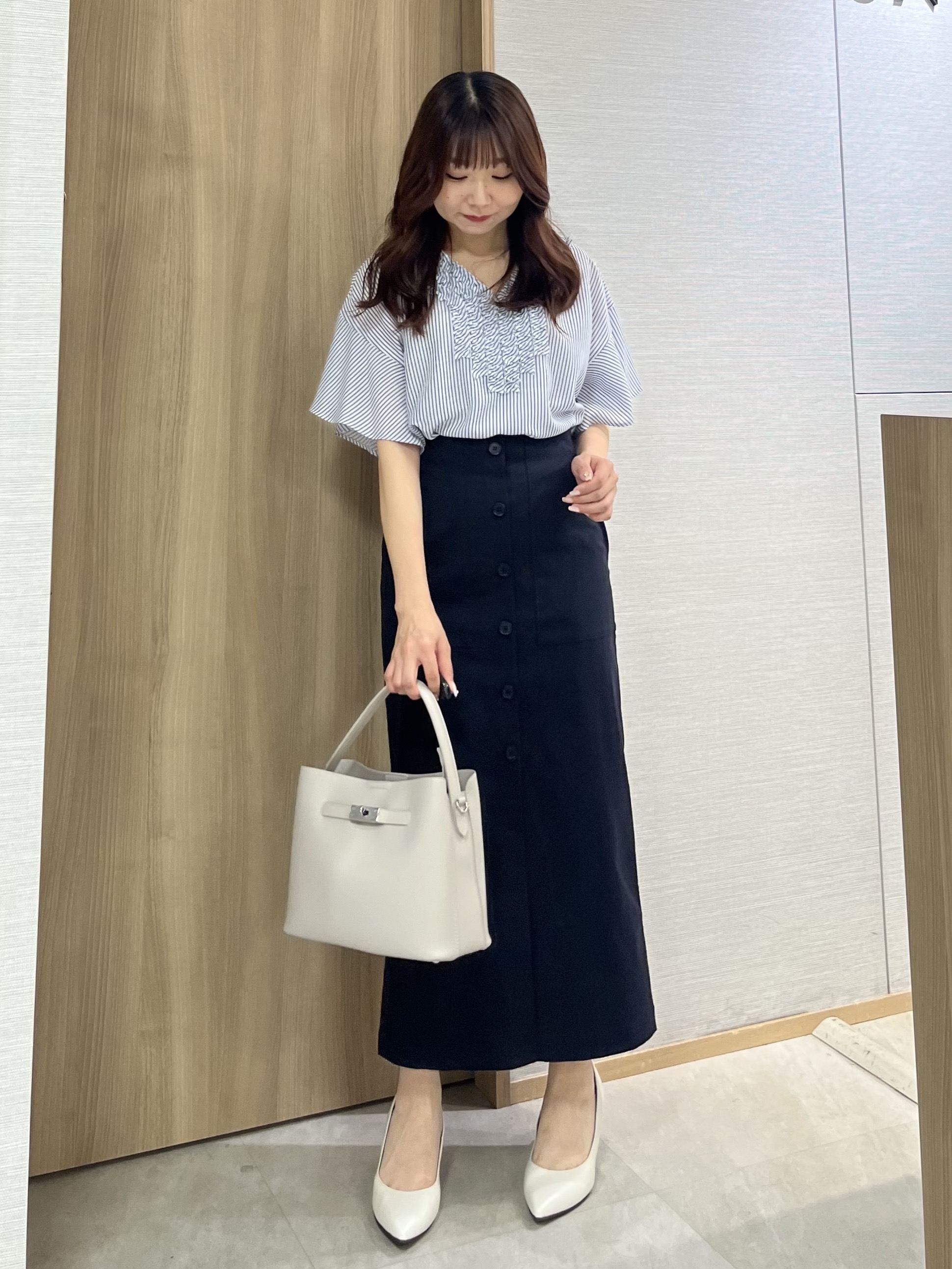 KAHOさんの「UNTITLED｜【接触冷感/通気性/洗える】Vネックフリルブラウス」を使ったコーディネート