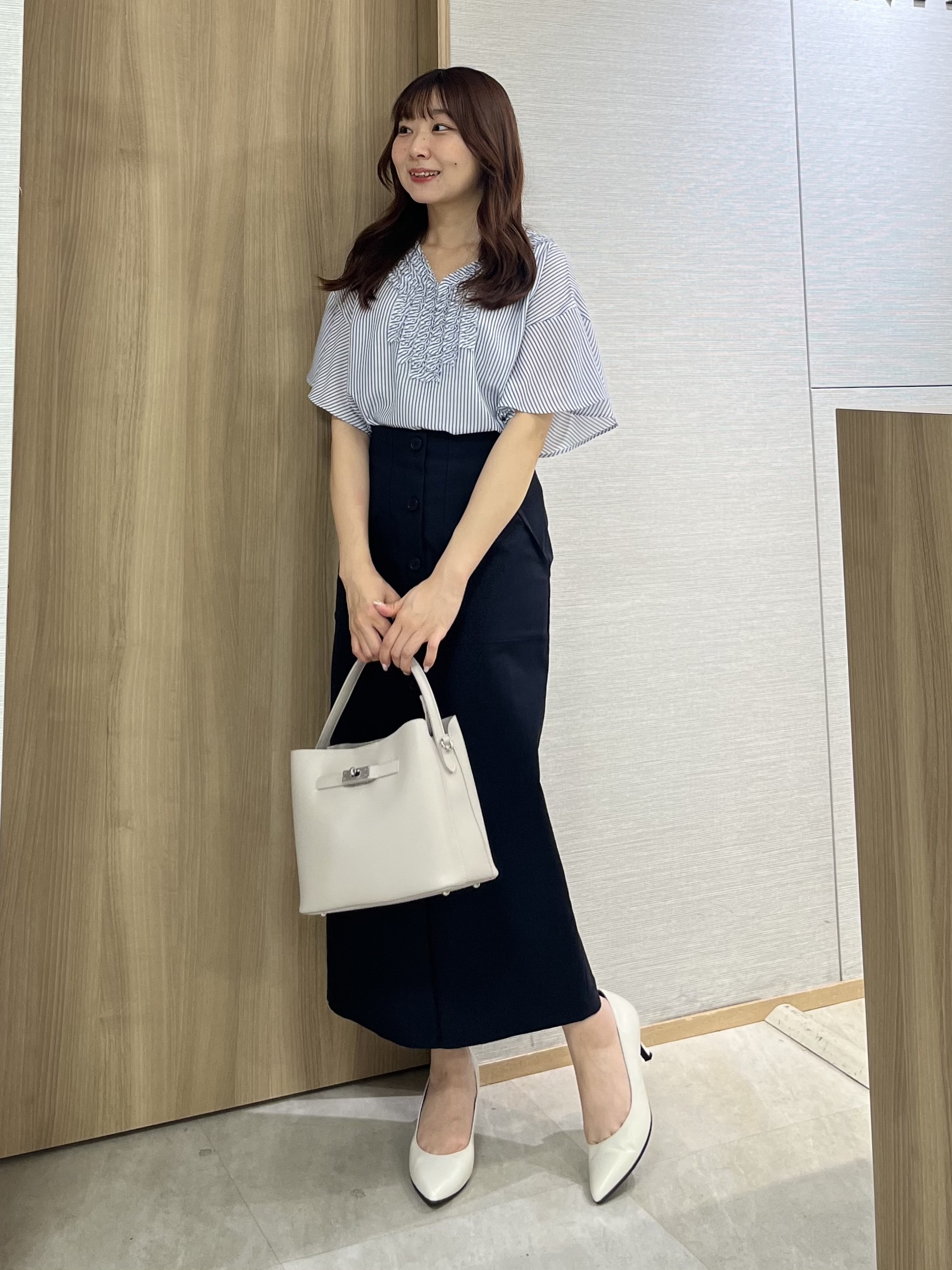 KAHOさんの「UNTITLED｜【接触冷感/通気性/洗える】Vネックフリルブラウス」を使ったコーディネート