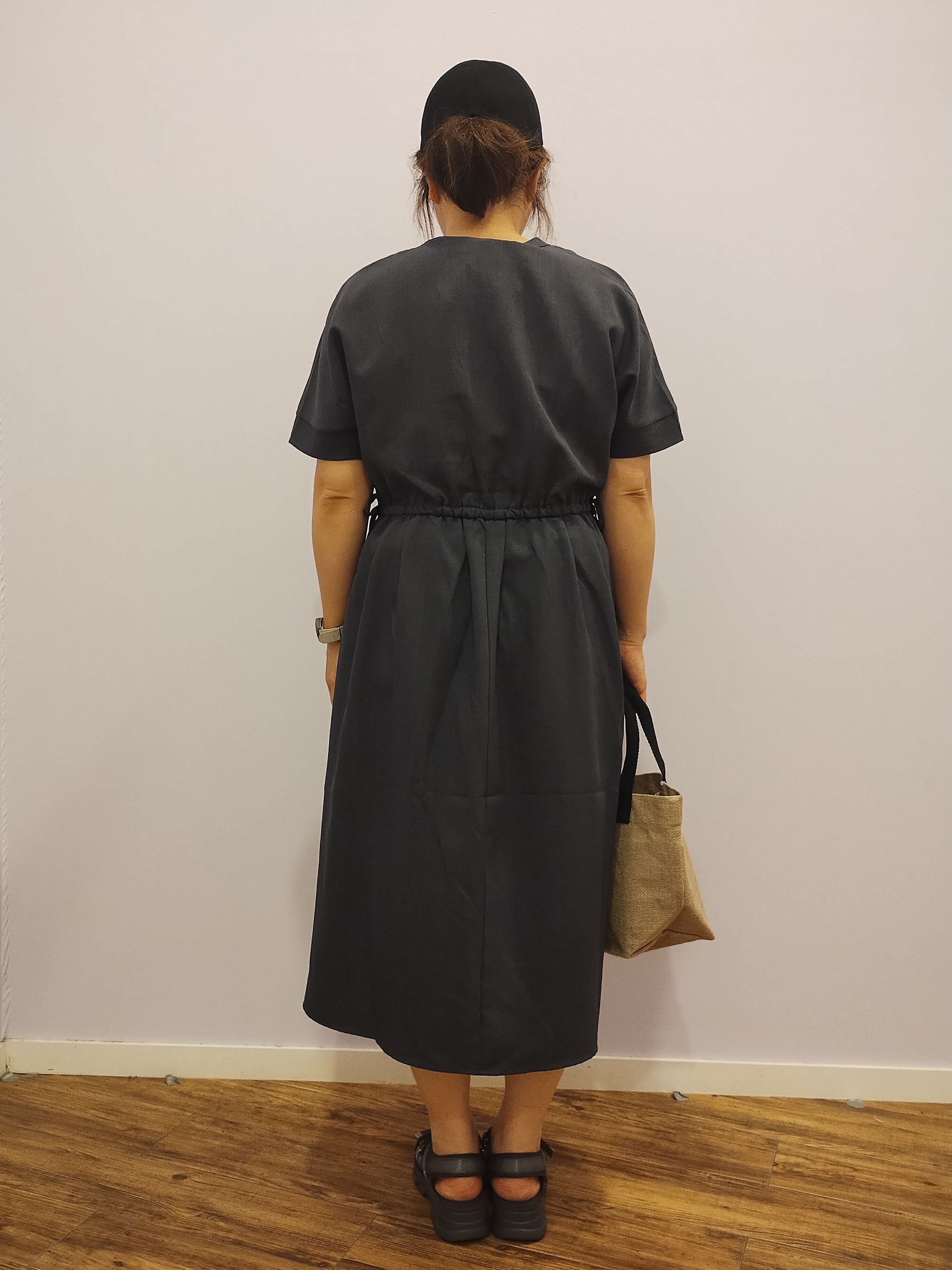 しもさんの「SHOO･LA･RUE｜【洗濯機可/体型カバー】ウエストシャーリングでお腹周りが気にならない 麻調スキッパー脇リボンワンピー」を使ったコーディネート