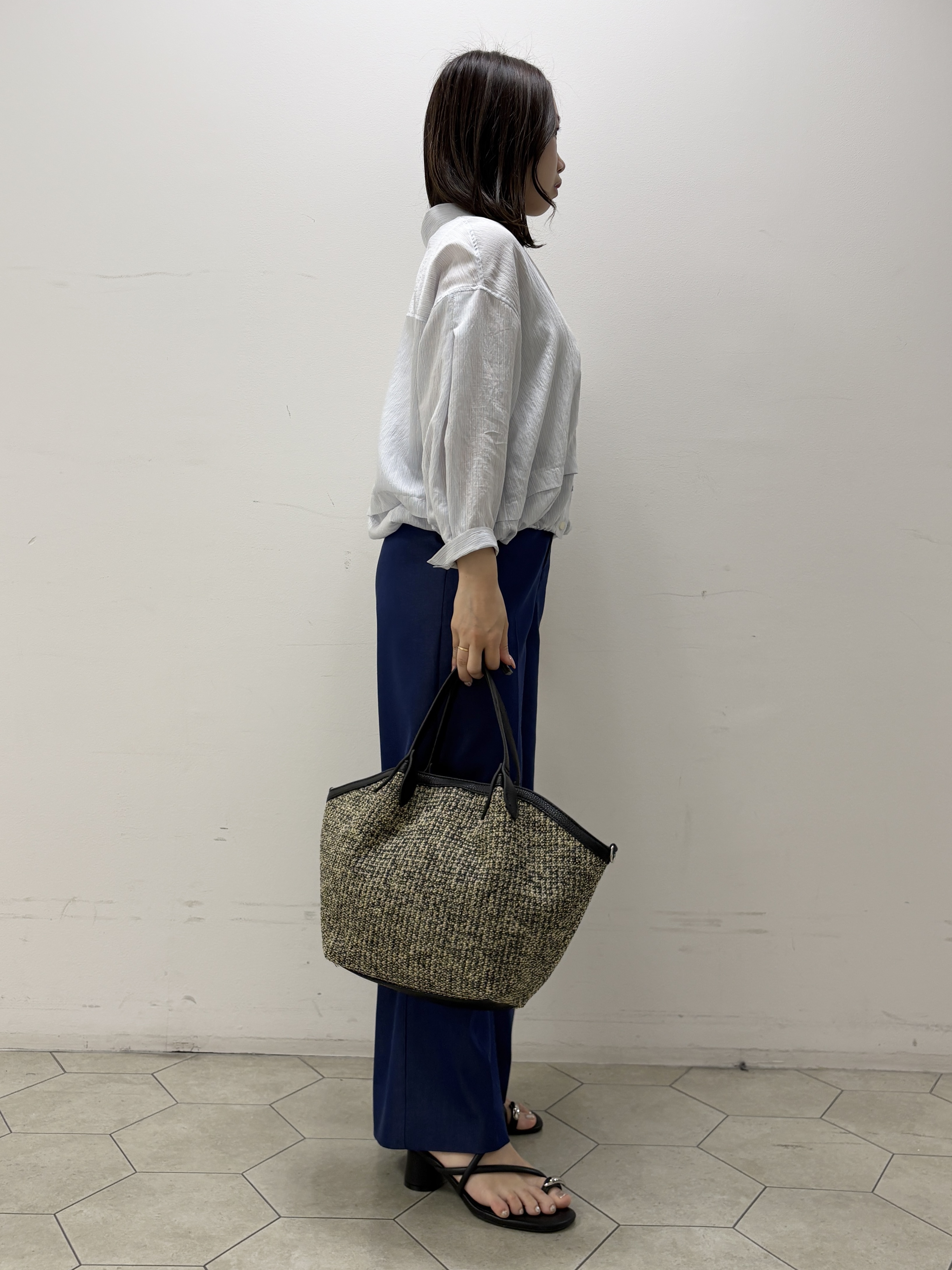 kahoさんの「INDIVI｜【接触冷感／洗える／2WAY】ドロスト付 シアーシャンブレーシャツ」を使ったコーディネート