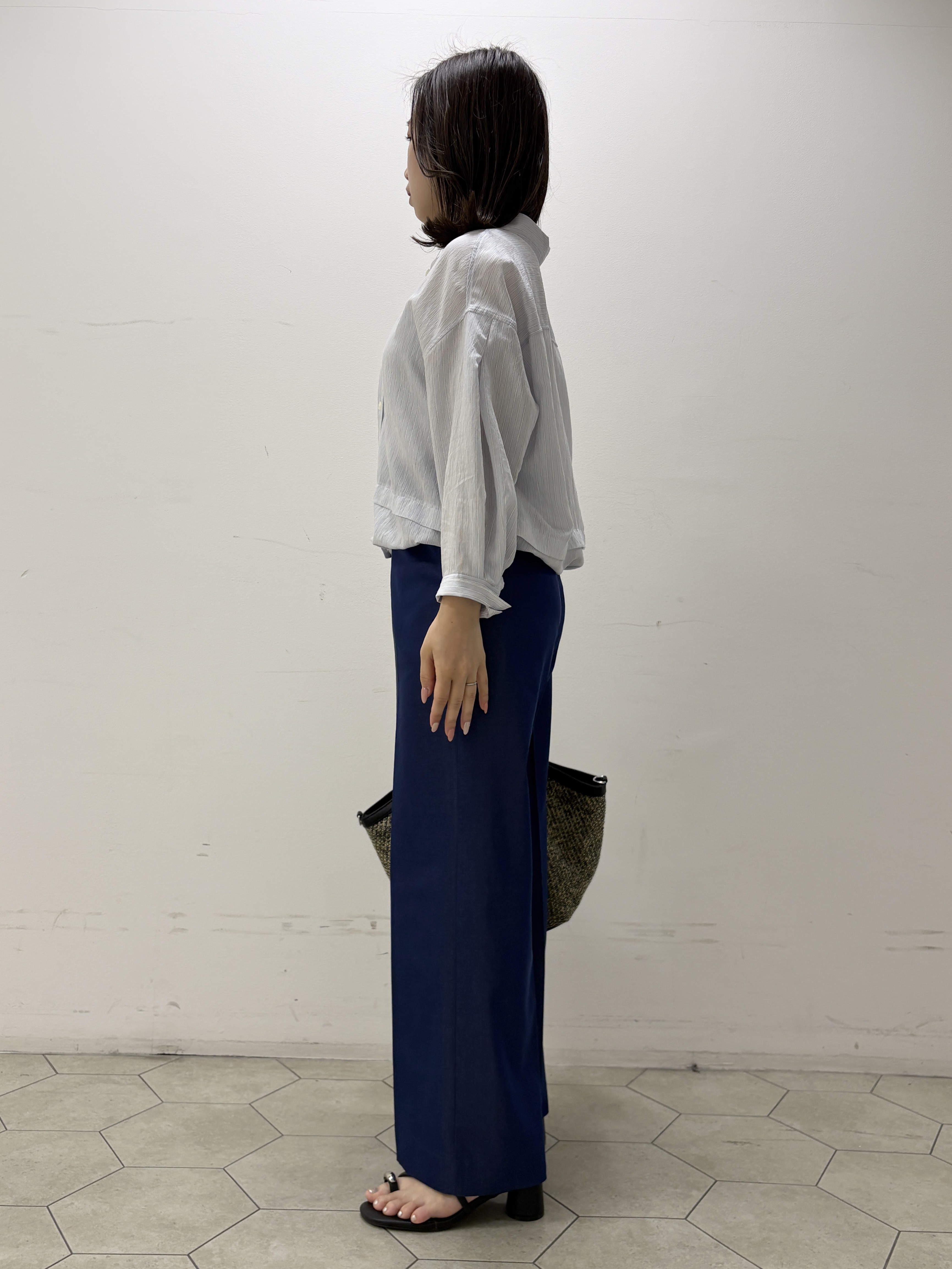 kahoさんの「INDIVI｜【接触冷感／洗える／2WAY】ドロスト付 シアーシャンブレーシャツ」を使ったコーディネート