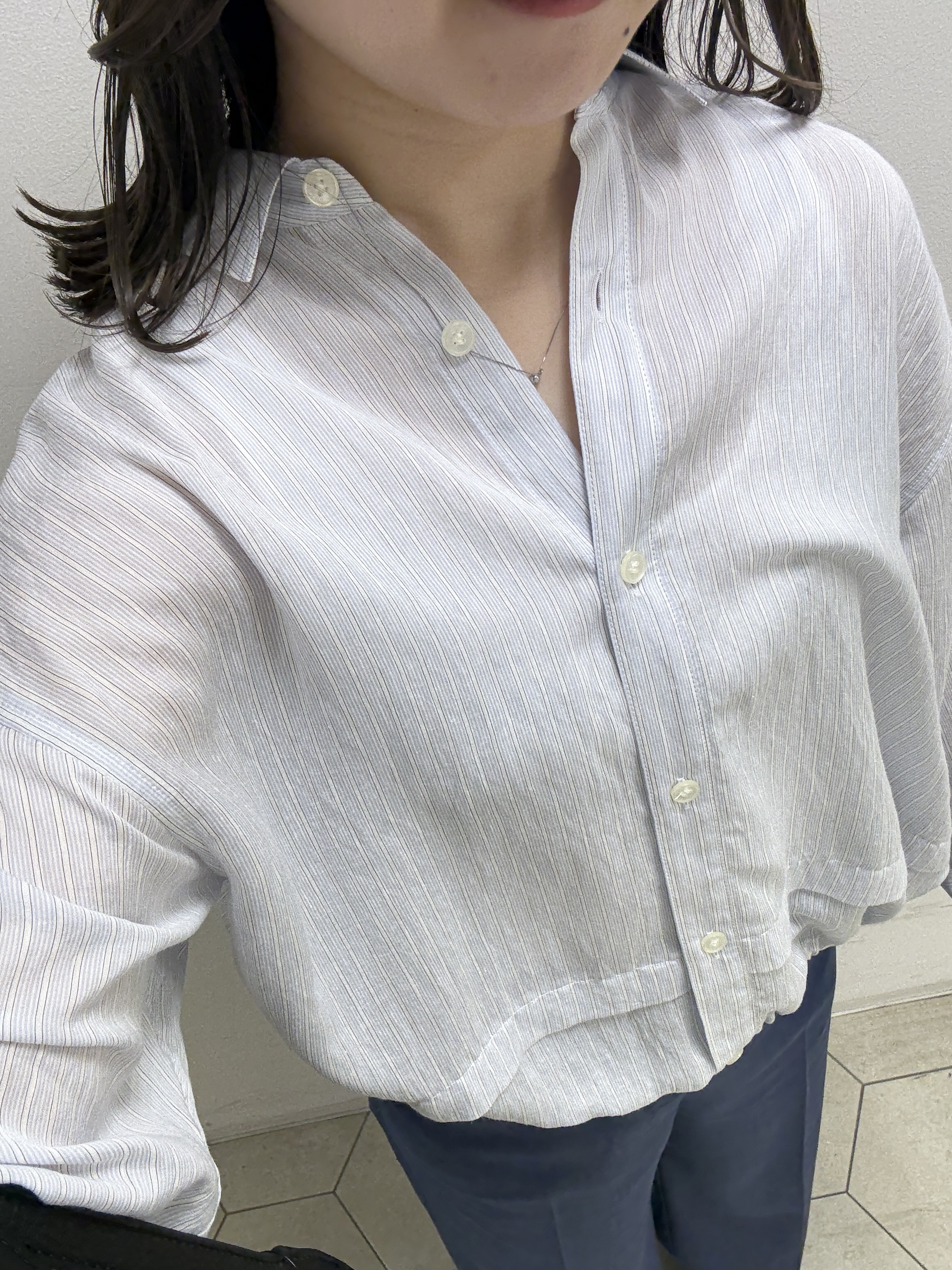 kahoさんの「INDIVI｜【接触冷感／洗える／2WAY】ドロスト付 シアーシャンブレーシャツ」を使ったコーディネート