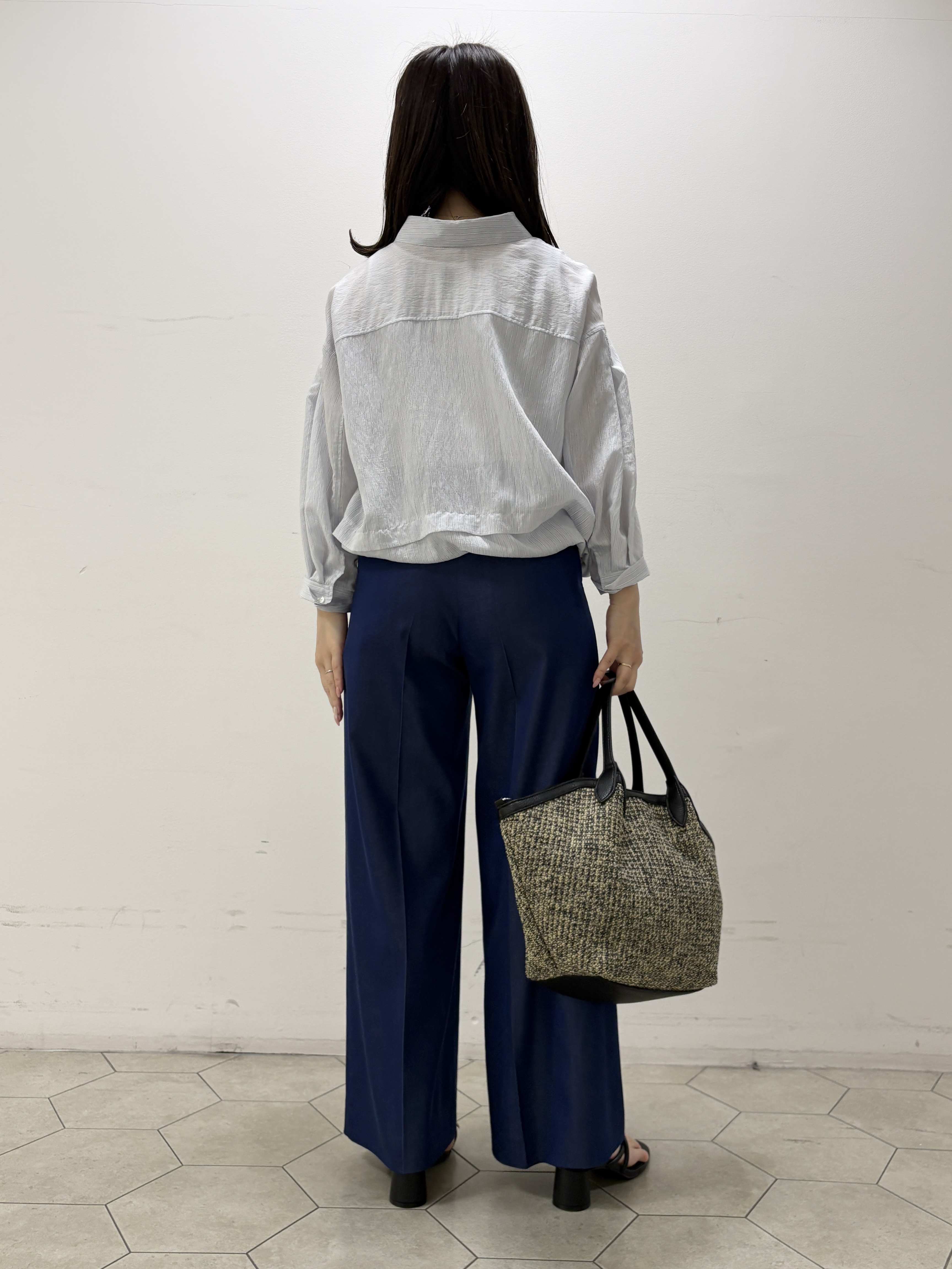 kahoさんの「INDIVI｜【接触冷感／洗える／2WAY】ドロスト付 シアーシャンブレーシャツ」を使ったコーディネート
