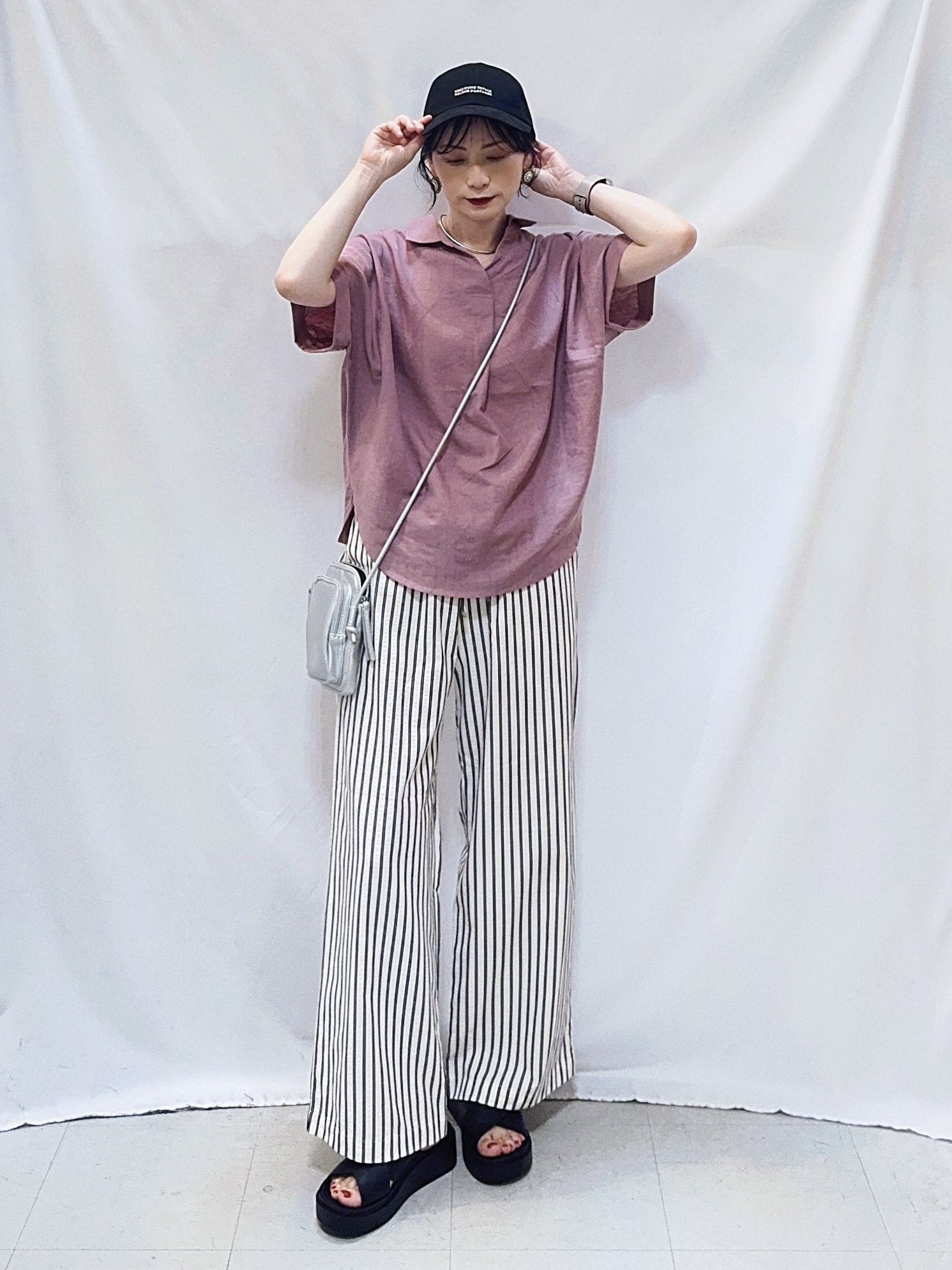 𝐇𝐢𝐫𝐨𝐦𝐢さんの「SHOO･LA･RUE｜【ひんやり/UV】インせず着られる フレンチリネンスキッパーシャツ」を使ったコーディネート