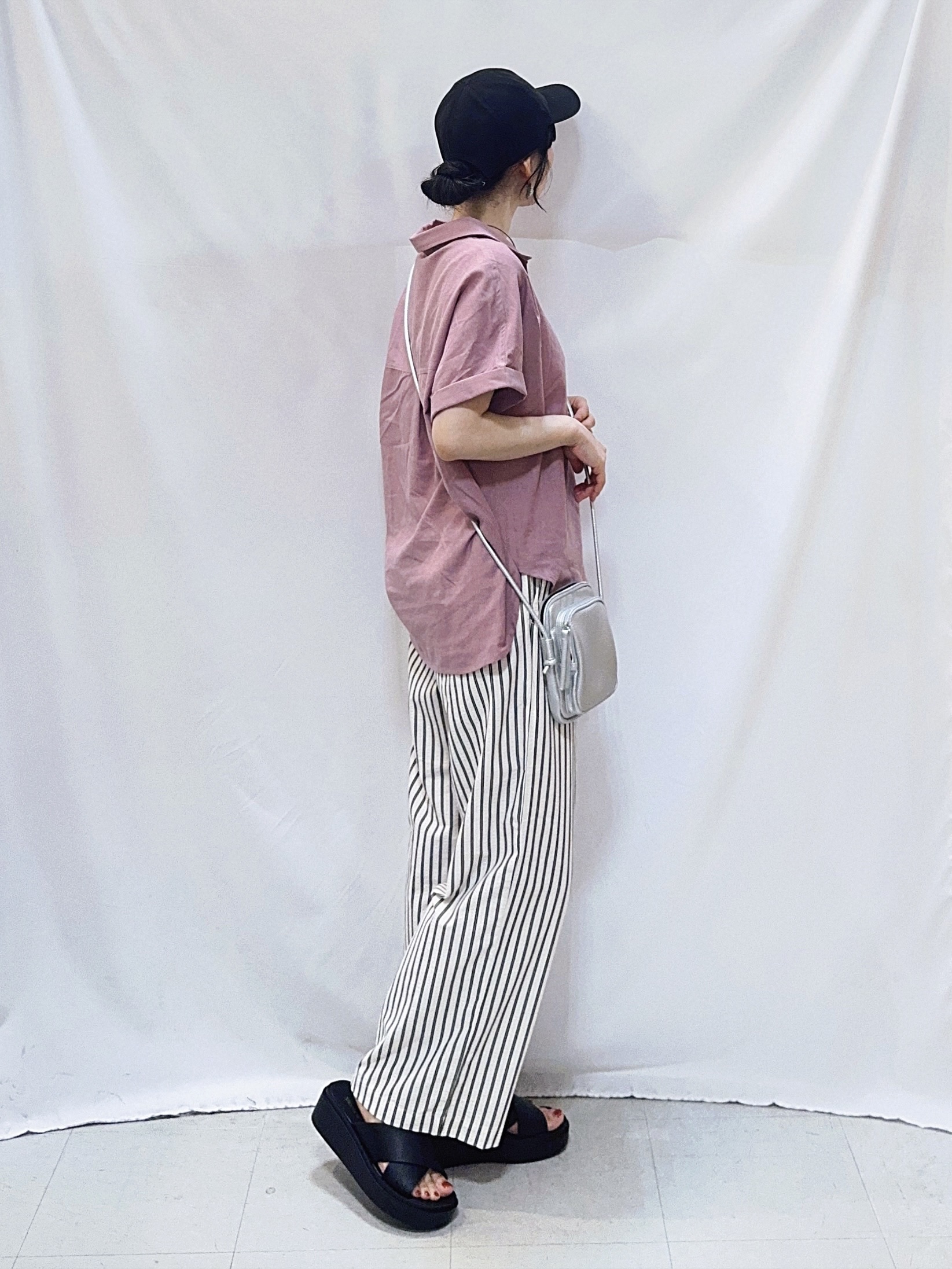 𝐇𝐢𝐫𝐨𝐦𝐢さんの「SHOO･LA･RUE｜【ひんやり/UV】インせず着られる フレンチリネンスキッパーシャツ」を使ったコーディネート
