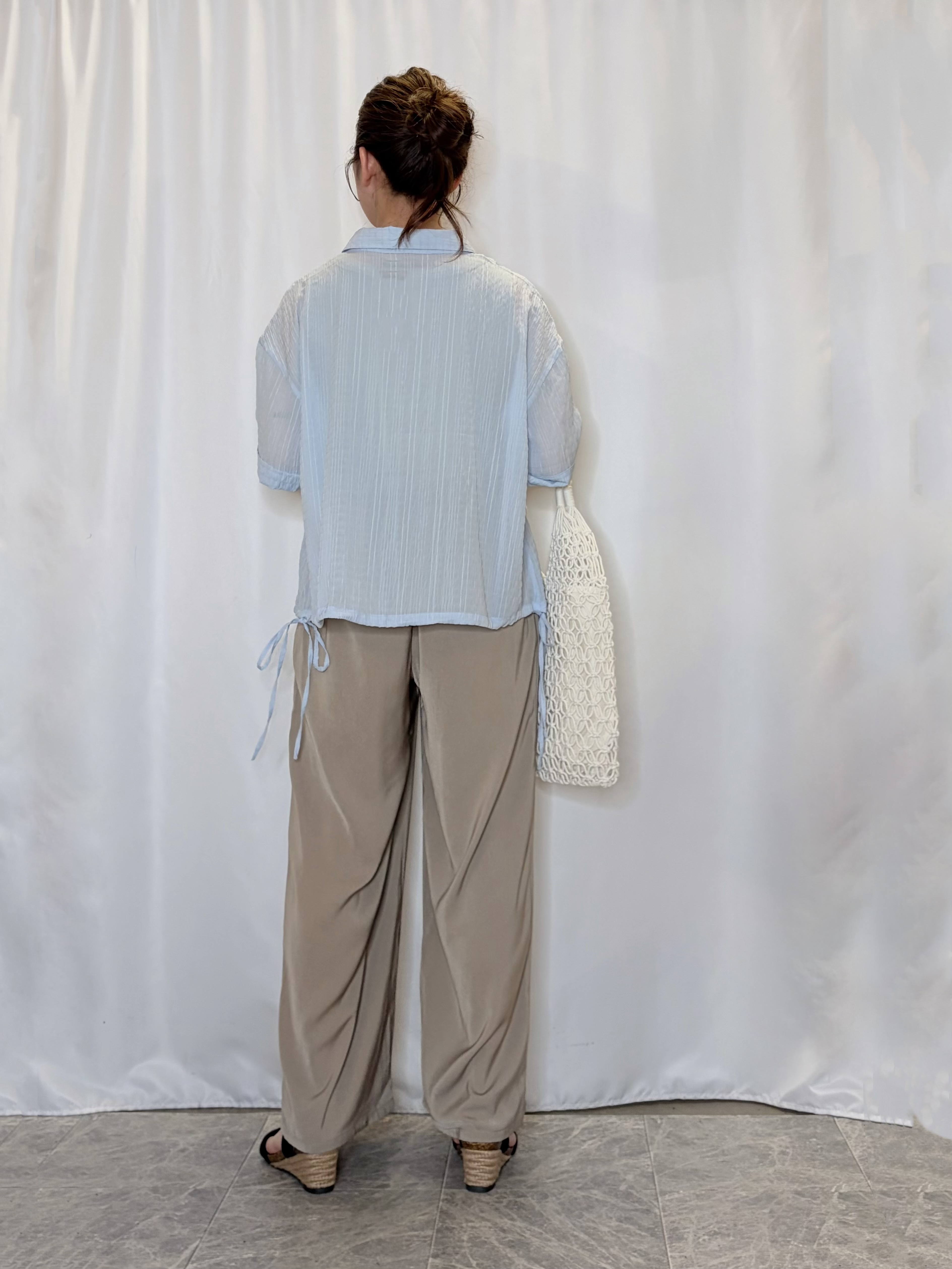 おうめさんの「SHOO･LA･RUE｜【S-LL/洗濯機可/体型カバー】さらさら シャーリングシフォン 裾ドロストシャツ」を使ったコーディネート
