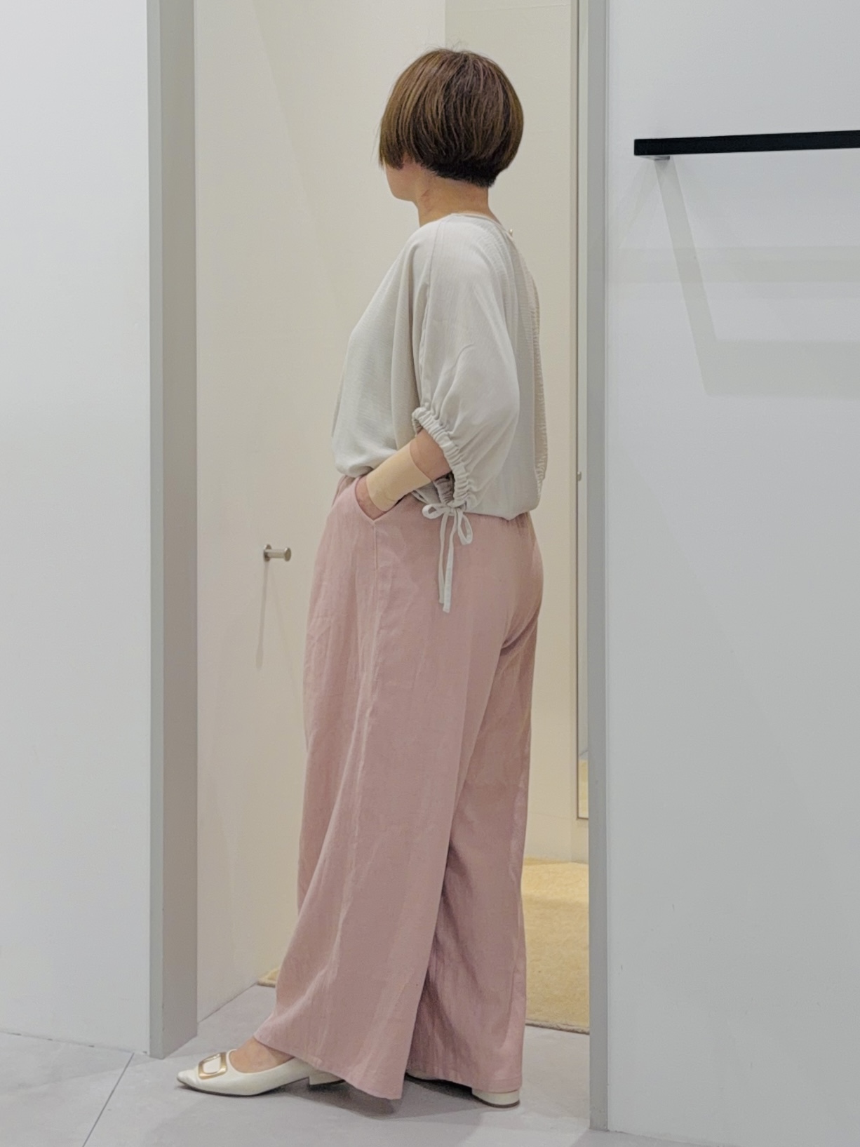 タナさんの「THE SHOP TK｜【ひんやり/防しわ/UV/吸水速乾】袖ドロストドルマントップス」を使ったコーディネート