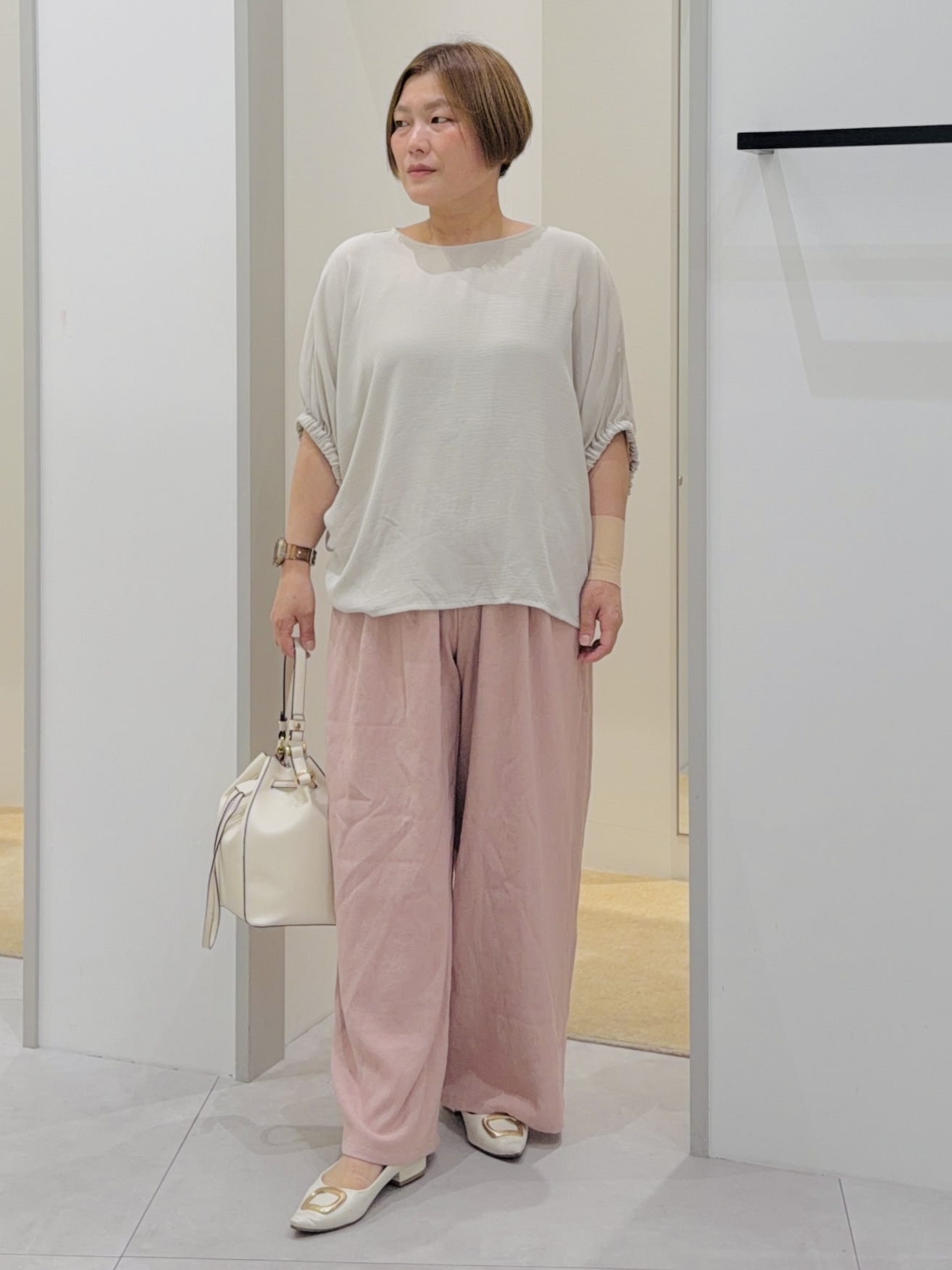 タナさんの「THE SHOP TK｜【ひんやり/防しわ/UV/吸水速乾】袖ドロストドルマントップス」を使ったコーディネート