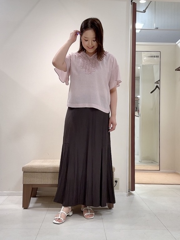 YUIさんの「UNTITLED｜【接触冷感/通気性/洗える】Vネックフリルブラウス」を使ったコーディネート