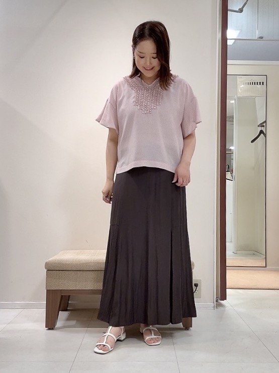 YUIさんの「UNTITLED｜【接触冷感/通気性/洗える】Vネックフリルブラウス」を使ったコーディネート