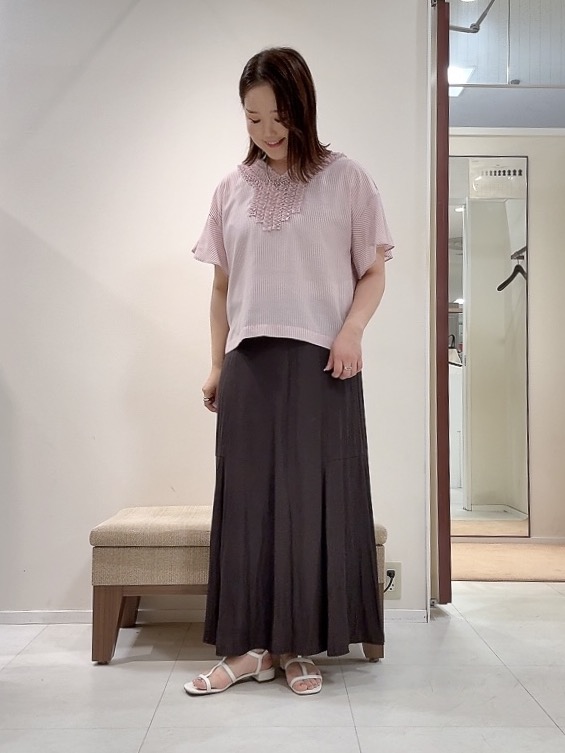 YUIさんの「UNTITLED｜【接触冷感/通気性/洗える】Vネックフリルブラウス」を使ったコーディネート