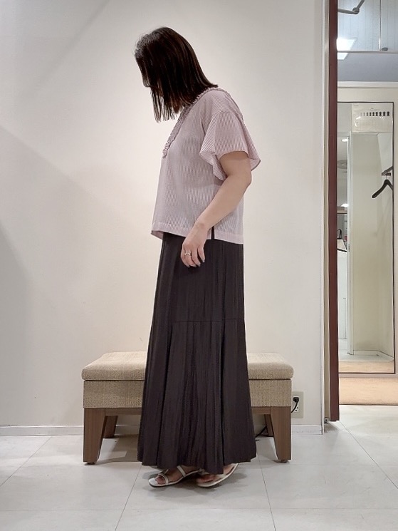 YUIさんの「UNTITLED｜【接触冷感/通気性/洗える】Vネックフリルブラウス」を使ったコーディネート