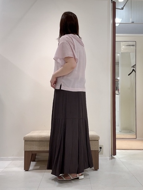 YUIさんの「UNTITLED｜【接触冷感/通気性/洗える】Vネックフリルブラウス」を使ったコーディネート