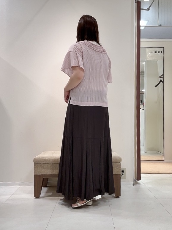 YUIさんの「UNTITLED｜【接触冷感/通気性/洗える】Vネックフリルブラウス」を使ったコーディネート