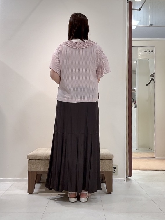 YUIさんの「UNTITLED｜【接触冷感/通気性/洗える】Vネックフリルブラウス」を使ったコーディネート
