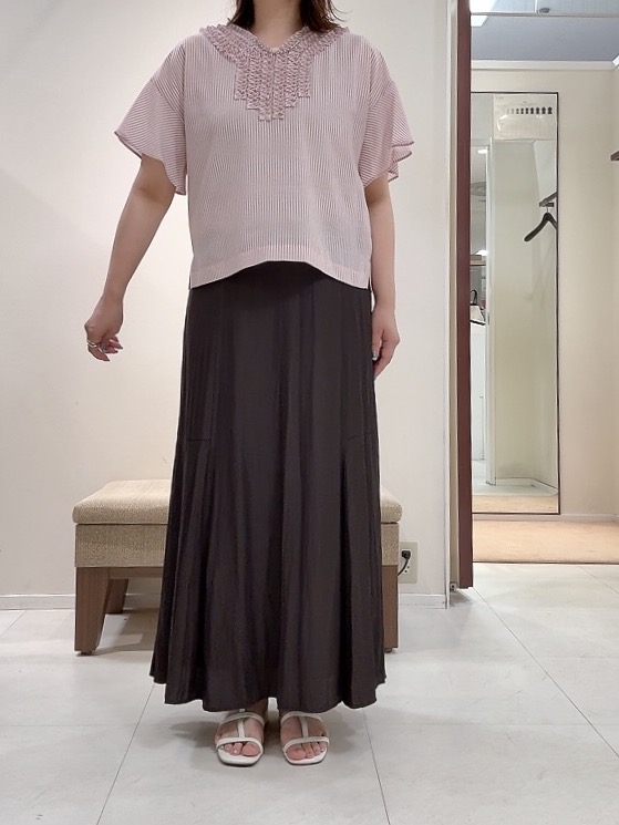YUIさんの「UNTITLED｜【接触冷感/通気性/洗える】Vネックフリルブラウス」を使ったコーディネート
