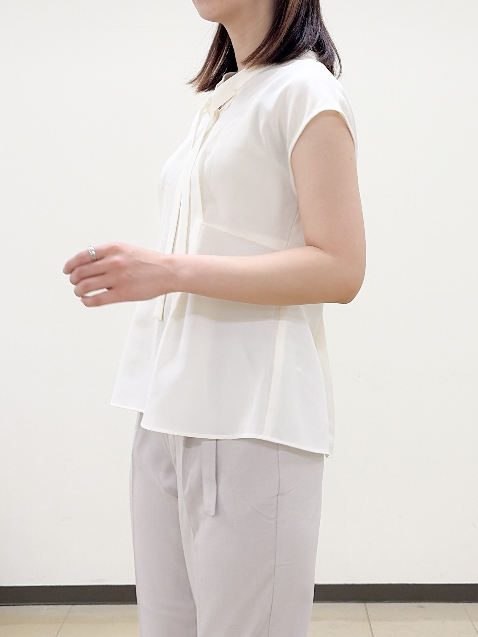 yurinaさんの「index｜【接触冷感／防シワ】ペプラムボウタイブラウス《洗濯機OK／ストレッチ》」を使ったコーディネート