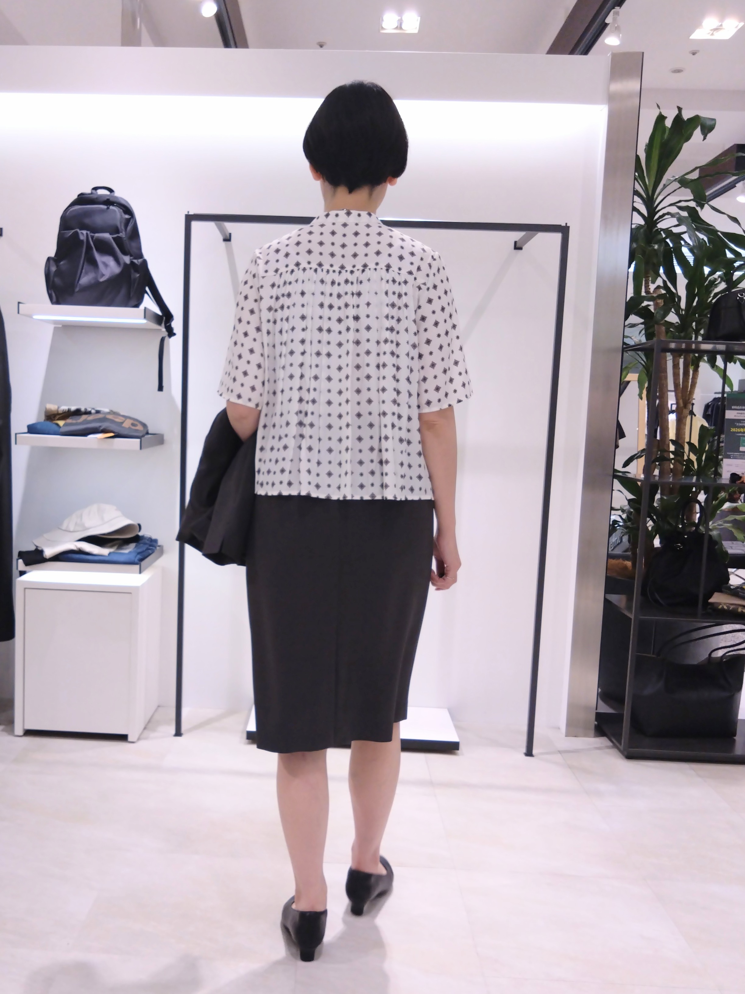 まちこさんの「UNTITLED｜【洗える/きれいめ柄】コモンプリントブラウス」を使ったコーディネート