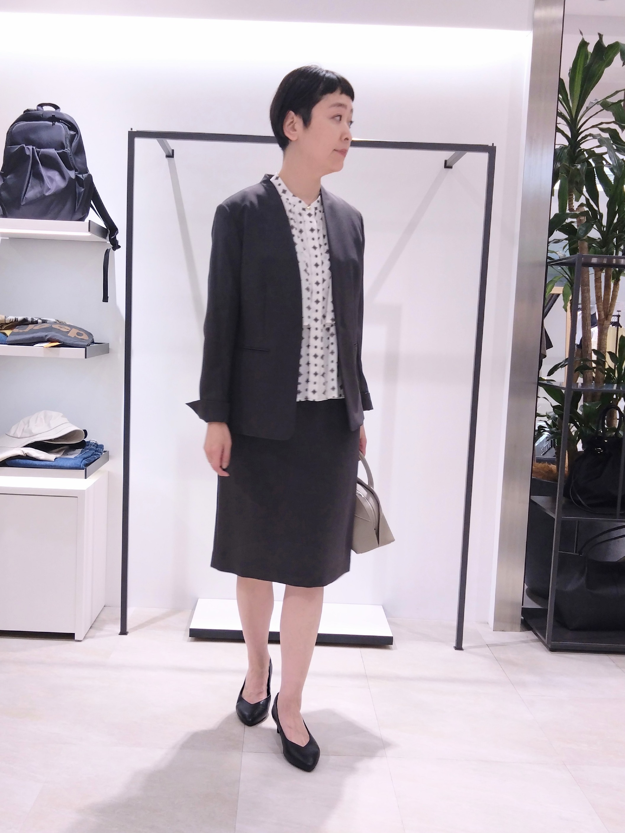 まちこさんの「UNTITLED｜【洗える/きれいめ柄】コモンプリントブラウス」を使ったコーディネート