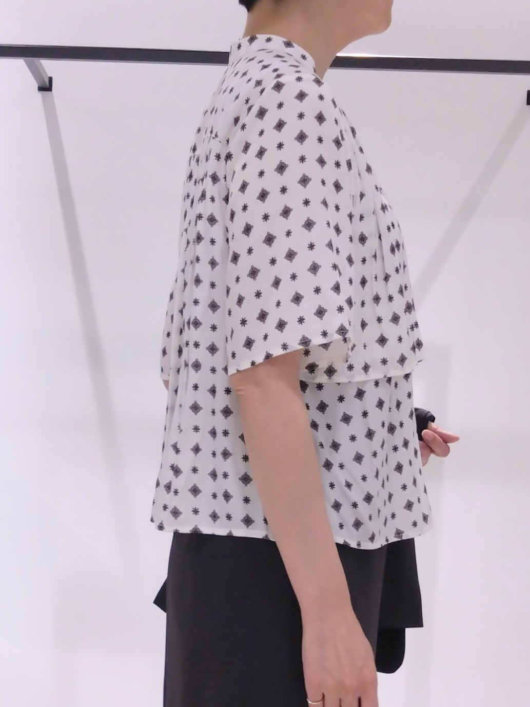 まちこさんの「UNTITLED｜【洗える/きれいめ柄】コモンプリントブラウス」を使ったコーディネート