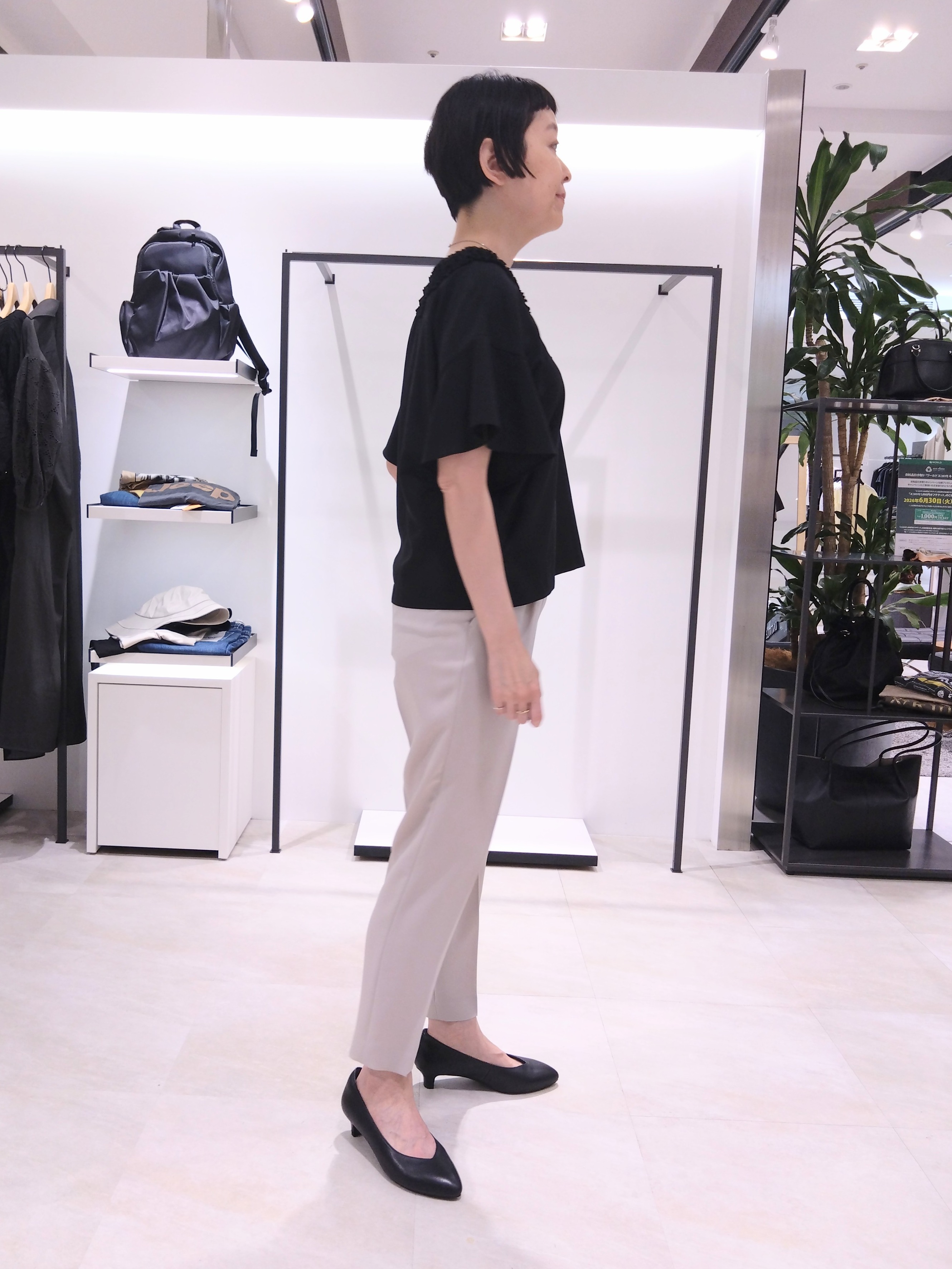 まちこさんの「UNTITLED｜【接触冷感/通気性/洗える】Vネックフリルブラウス」を使ったコーディネート