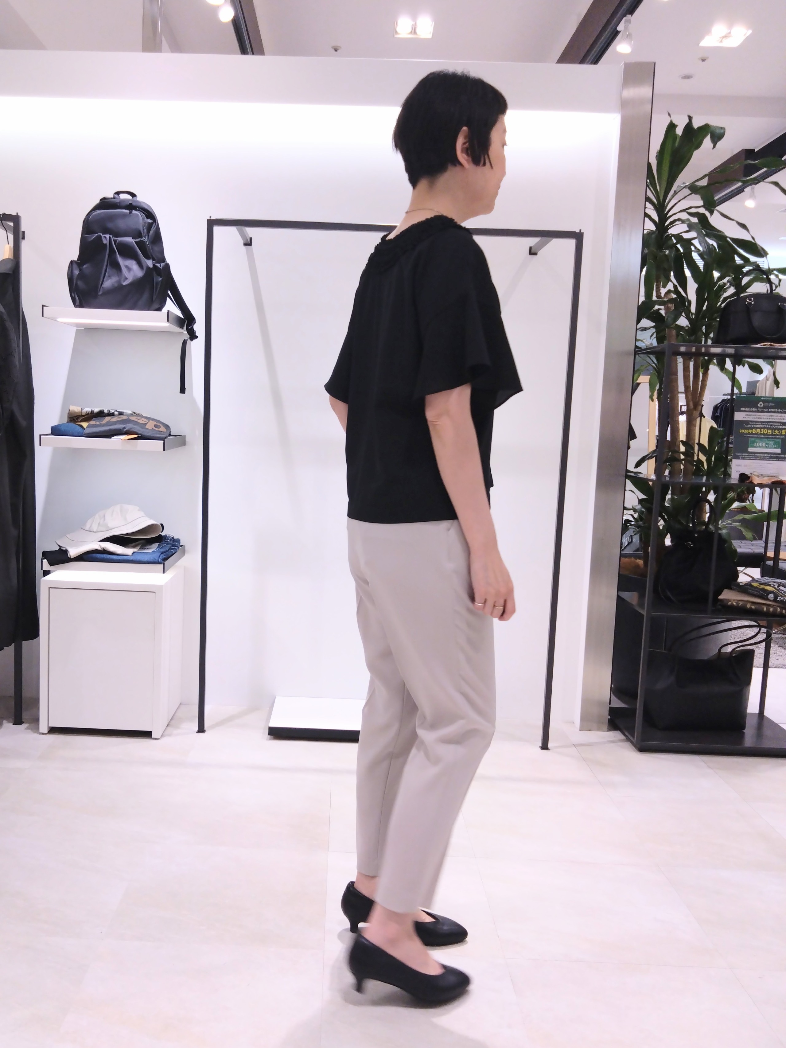 まちこさんの「UNTITLED｜【接触冷感/通気性/洗える】Vネックフリルブラウス」を使ったコーディネート