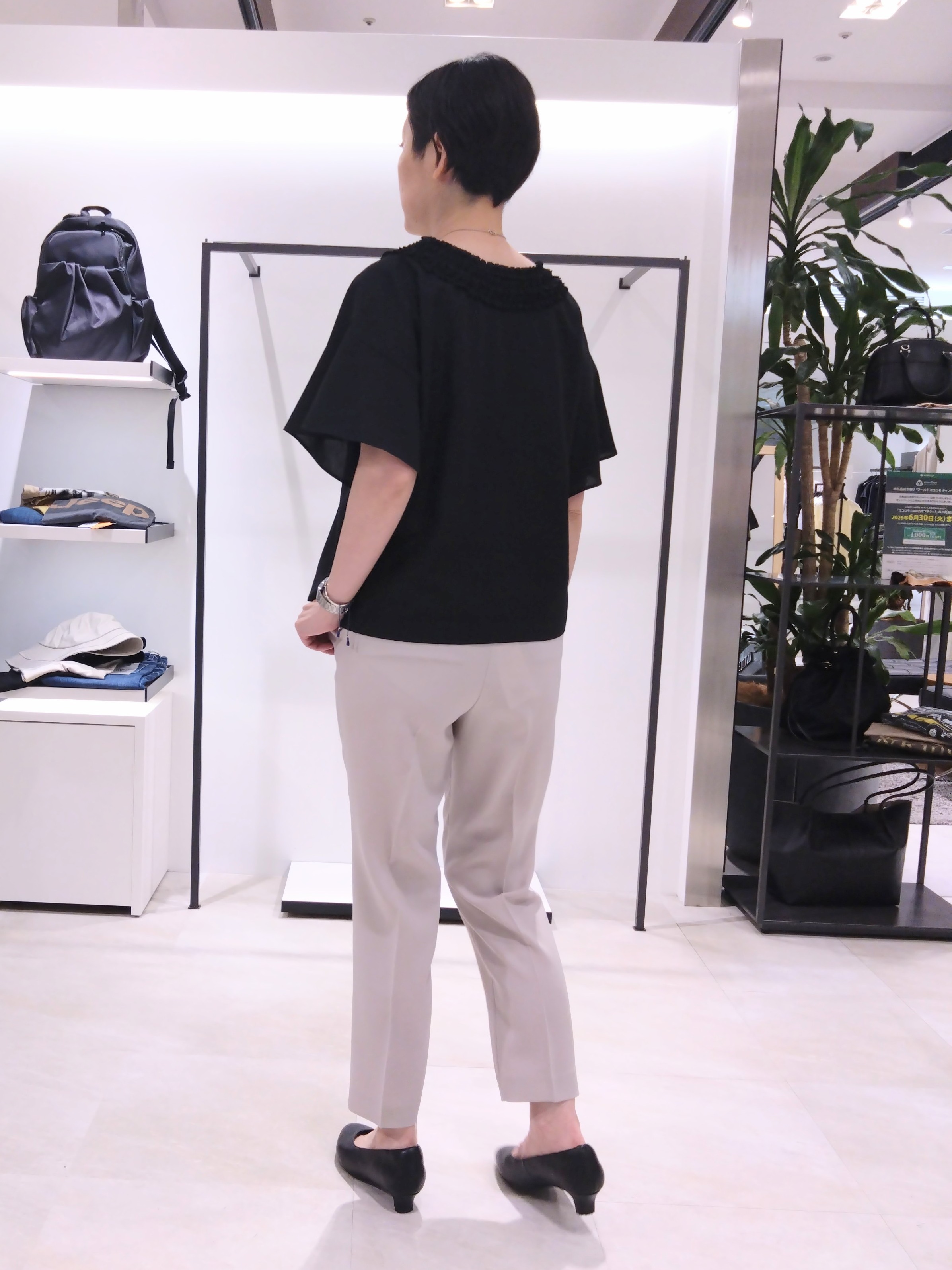 まちこさんの「UNTITLED｜【接触冷感/通気性/洗える】Vネックフリルブラウス」を使ったコーディネート