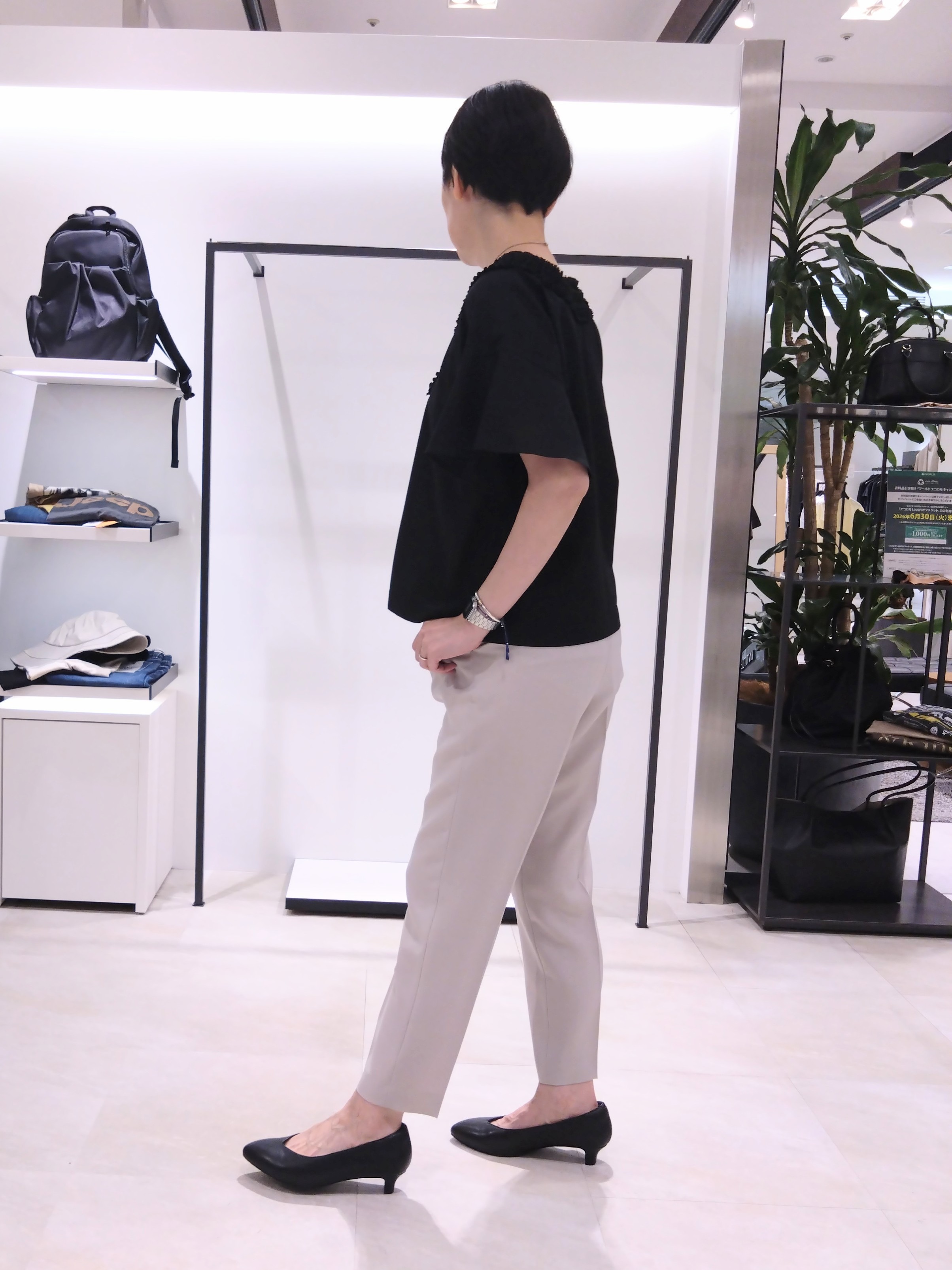 まちこさんの「UNTITLED｜【接触冷感/通気性/洗える】Vネックフリルブラウス」を使ったコーディネート