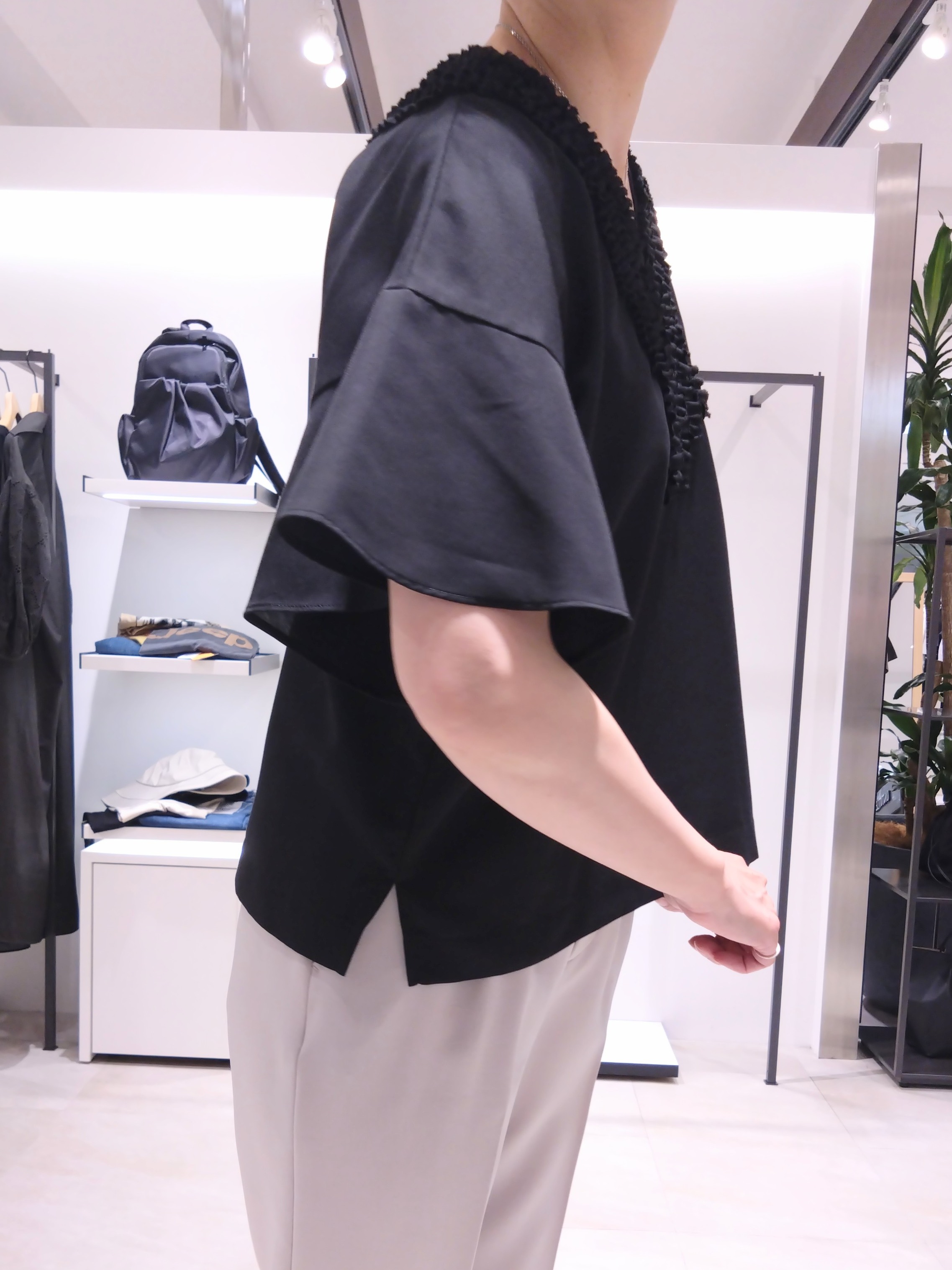 まちこさんの「UNTITLED｜【接触冷感/通気性/洗える】Vネックフリルブラウス」を使ったコーディネート