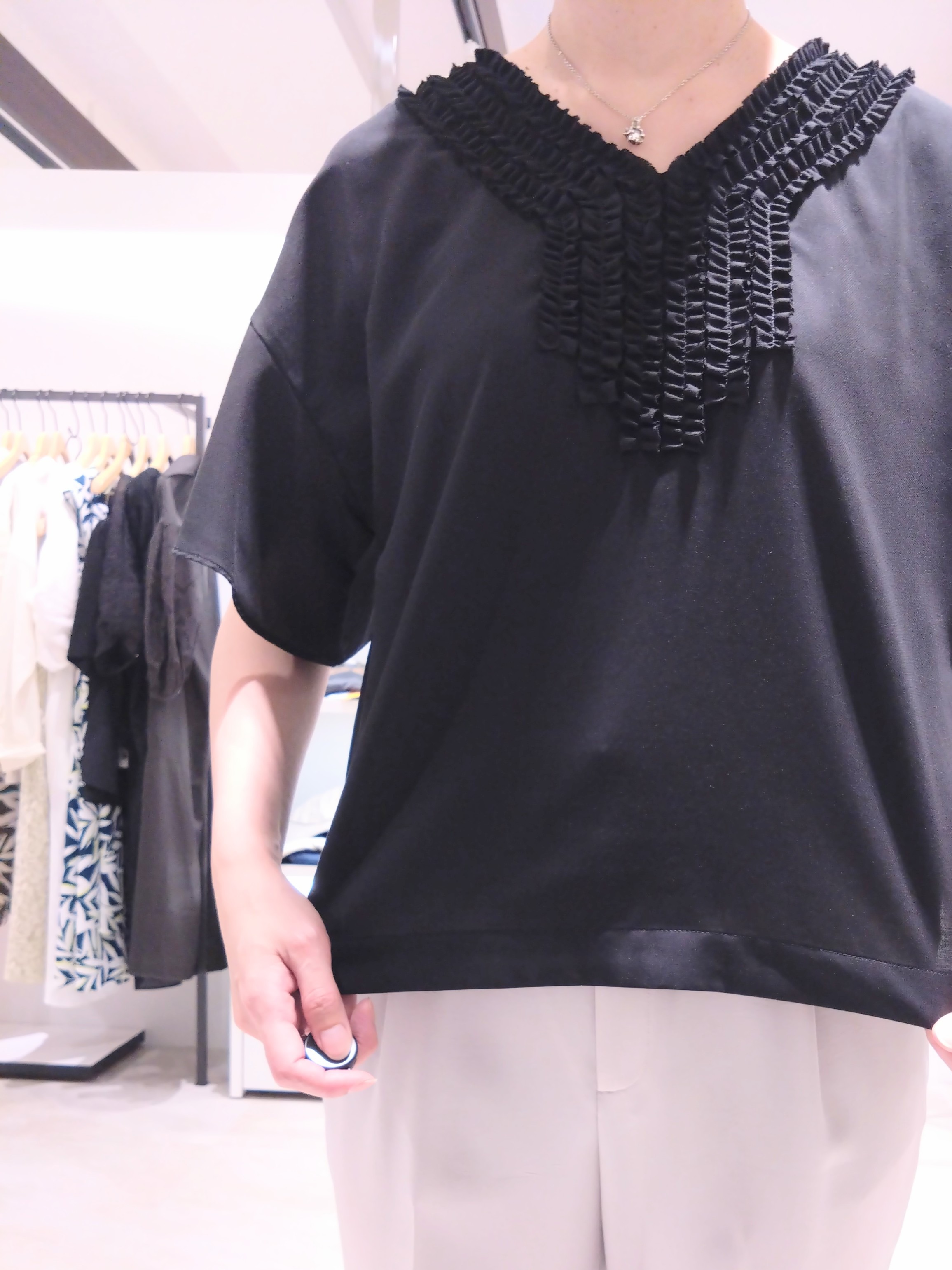 まちこさんの「UNTITLED｜【接触冷感/通気性/洗える】Vネックフリルブラウス」を使ったコーディネート